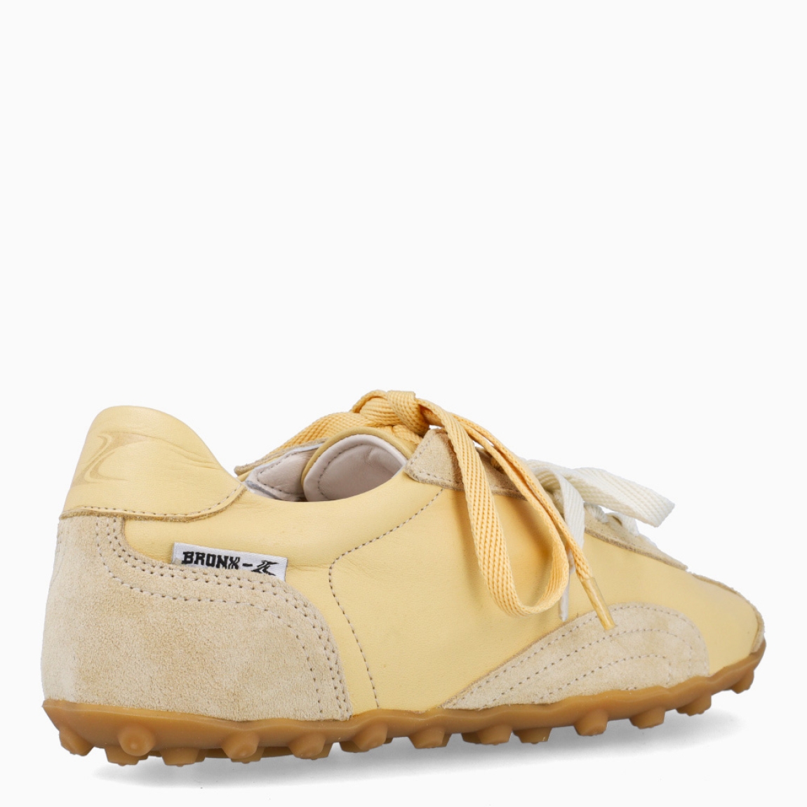 Deportivas de la marca Bronx, modelo GABBO. Exterior en naylon color amarillo. Interior en piel color blanco. Cierre cordones en dos colores, blanco y amarillo. Suela dentada plana de goma. Estas deportivas Bronx GABBO son una tendencia que no te puede faltar.
