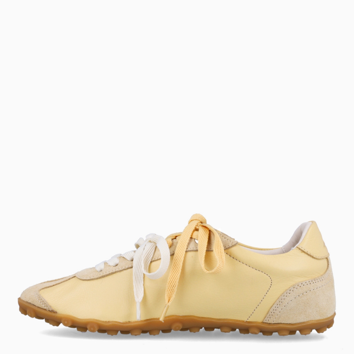 Deportivas de la marca Bronx, modelo GABBO. Exterior en naylon color amarillo. Interior en piel color blanco. Cierre cordones en dos colores, blanco y amarillo. Suela dentada plana de goma. Estas deportivas Bronx GABBO son una tendencia que no te puede faltar.