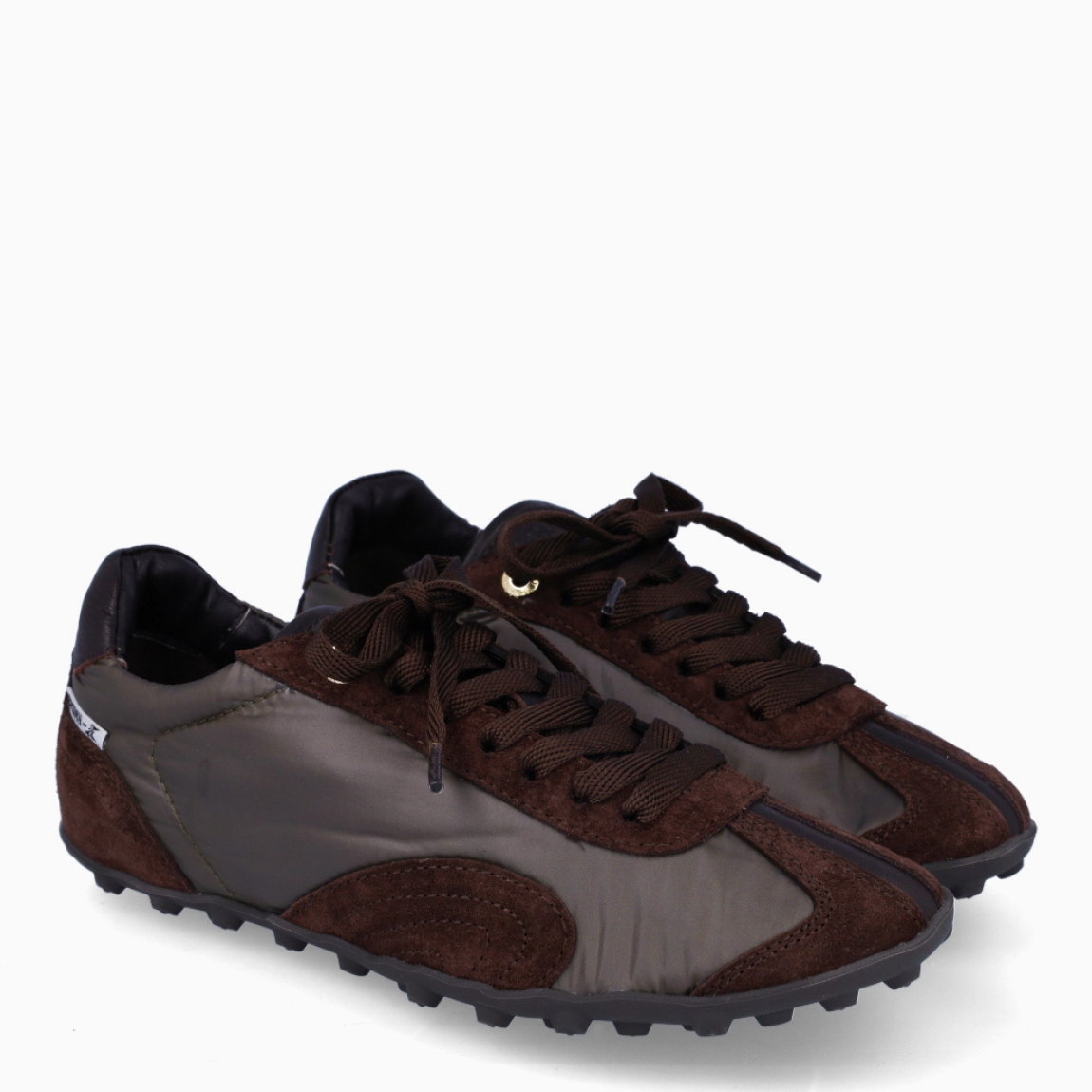 Deportivas de la marca Bronx, modelo GABBO. Exterior en naylon color amarillo. Interior en piel color marrón. Cierre cordones. Suela dentada plana de goma. Estas deportivas Bronx GABBO son una tendencia que no te puede faltar.