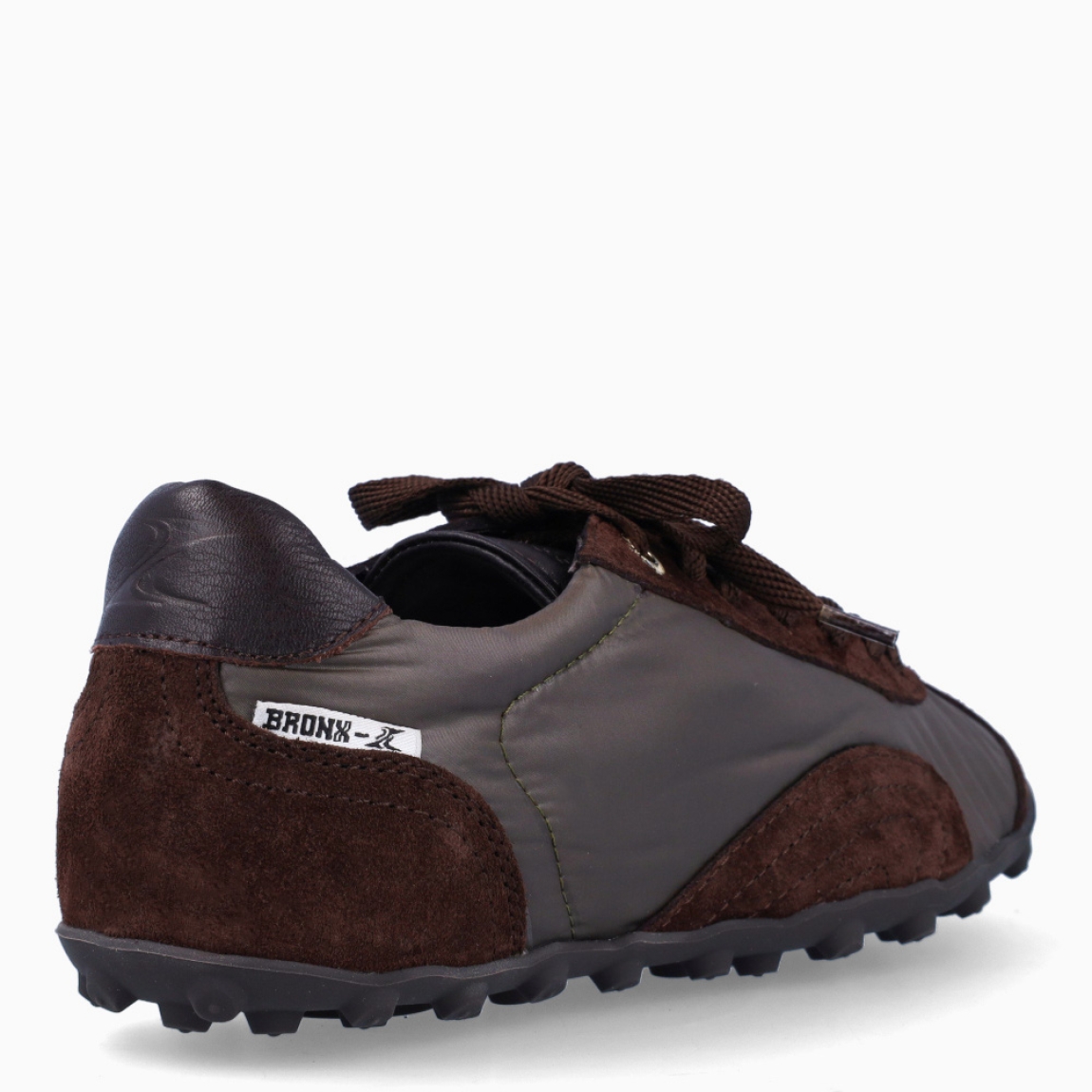 Deportivas de la marca Bronx, modelo GABBO. Exterior en naylon color amarillo. Interior en piel color marrón. Cierre cordones. Suela dentada plana de goma. Estas deportivas Bronx GABBO son una tendencia que no te puede faltar.