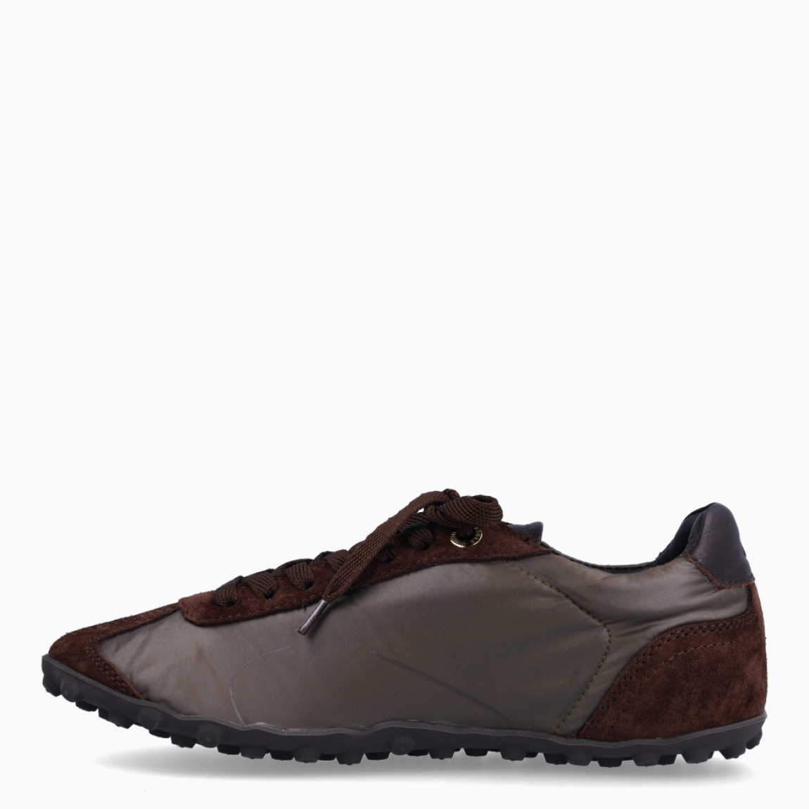 Deportivas de la marca Bronx, modelo GABBO. Exterior en naylon color amarillo. Interior en piel color marrón. Cierre cordones. Suela dentada plana de goma. Estas deportivas Bronx GABBO son una tendencia que no te puede faltar.