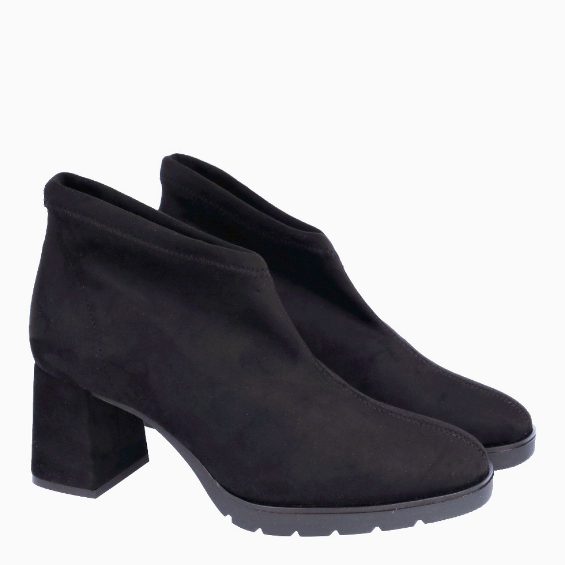 Abotinado de la marca Itse, modelo LENAR. Exterior en ante de color negro. Interior de forro polar de color negro. Abotinado sin cordones ni cremallera. Con tacón de 6cm. Abotinado de Itse, modelo LENAR, es ideal para la temporada de otoño e invierno, ya que es cómoda, estilosa y muy versátil. ¡Queda bien con todo!