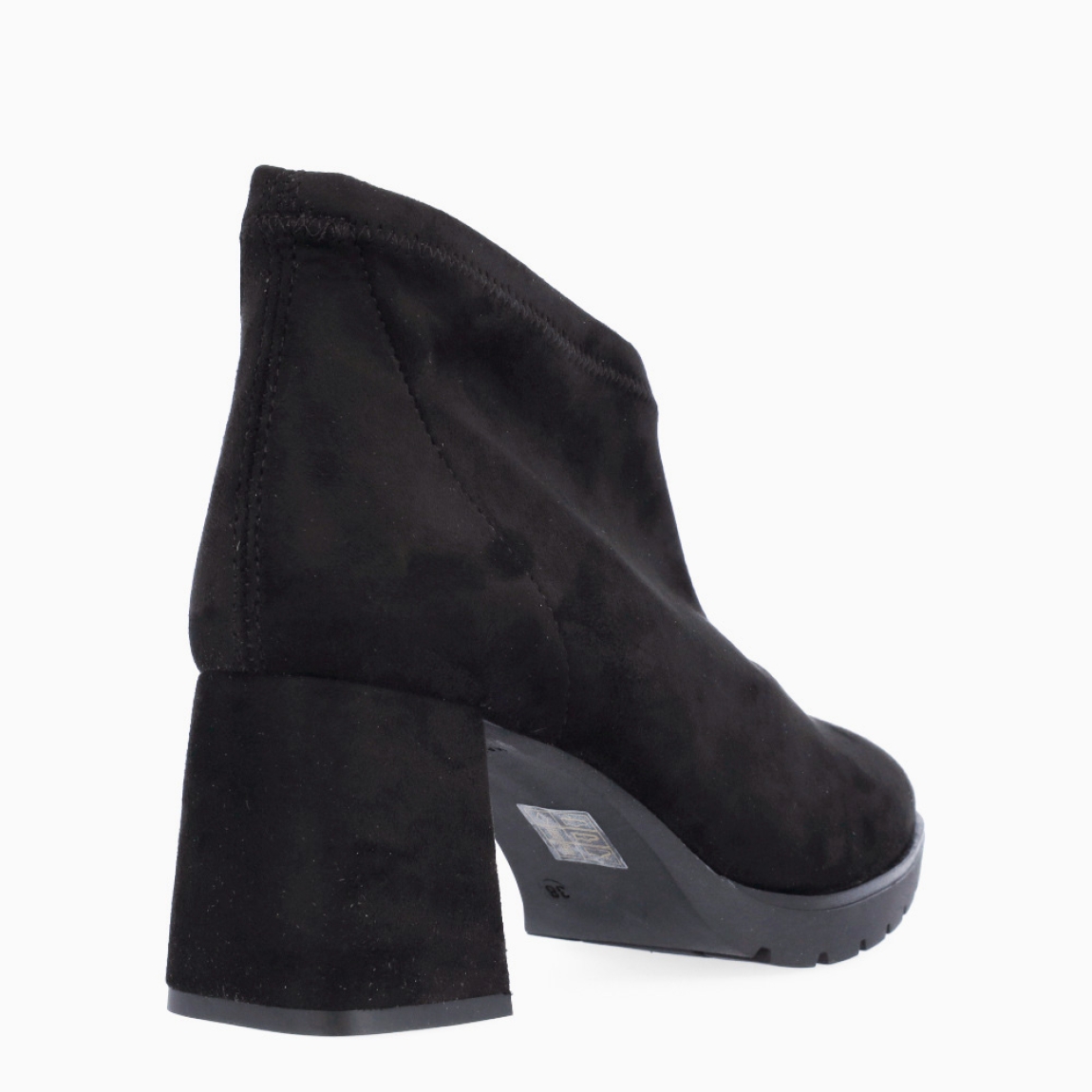 Abotinado de la marca Itse, modelo LENAR. Exterior en ante de color negro. Interior de forro polar de color negro. Abotinado sin cordones ni cremallera. Con tacón de 6cm. Abotinado de Itse, modelo LENAR, es ideal para la temporada de otoño e invierno, ya que es cómoda, estilosa y muy versátil. ¡Queda bien con todo!