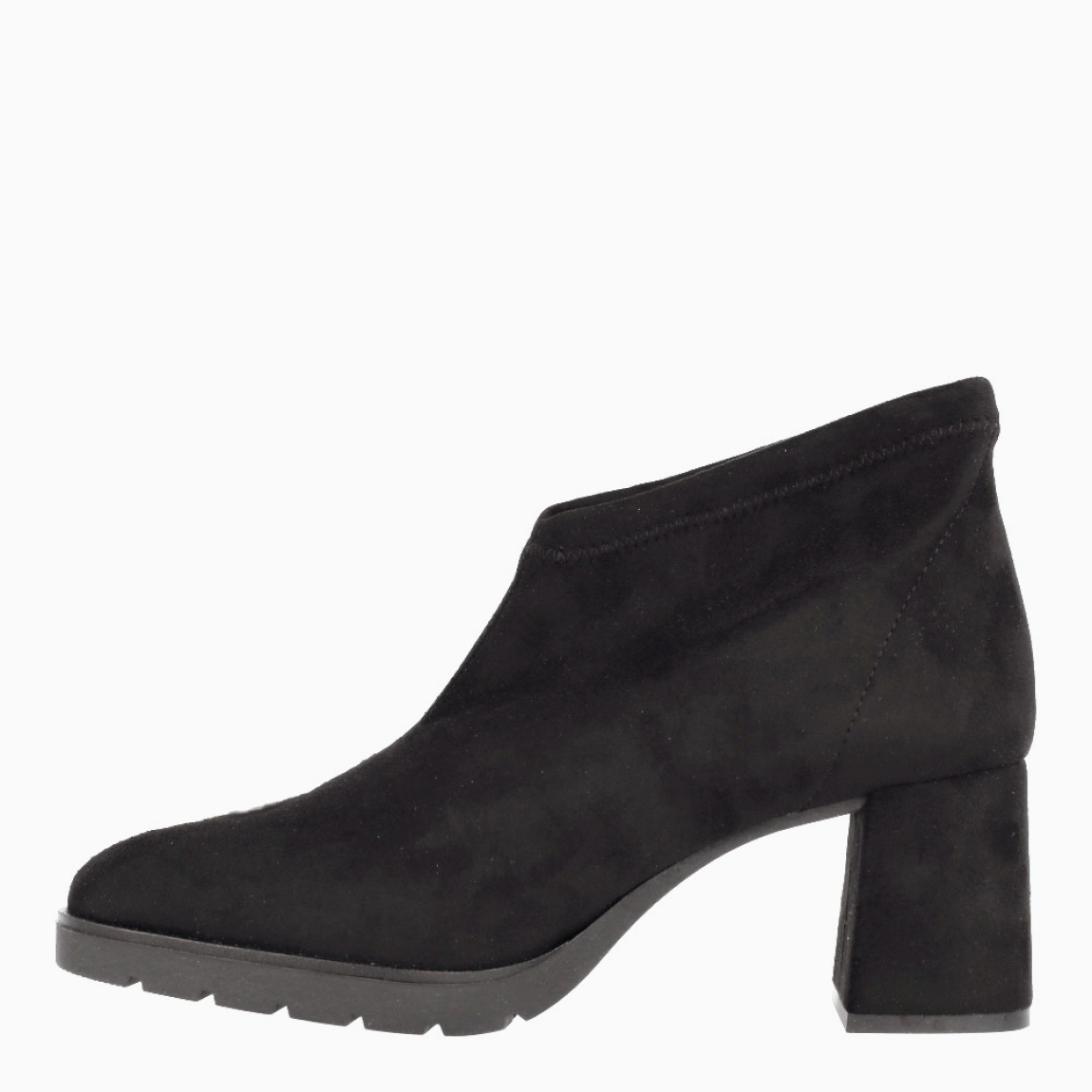 Abotinado de la marca Itse, modelo LENAR. Exterior en ante de color negro. Interior de forro polar de color negro. Abotinado sin cordones ni cremallera. Con tacón de 6cm. Abotinado de Itse, modelo LENAR, es ideal para la temporada de otoño e invierno, ya que es cómoda, estilosa y muy versátil. ¡Queda bien con todo!