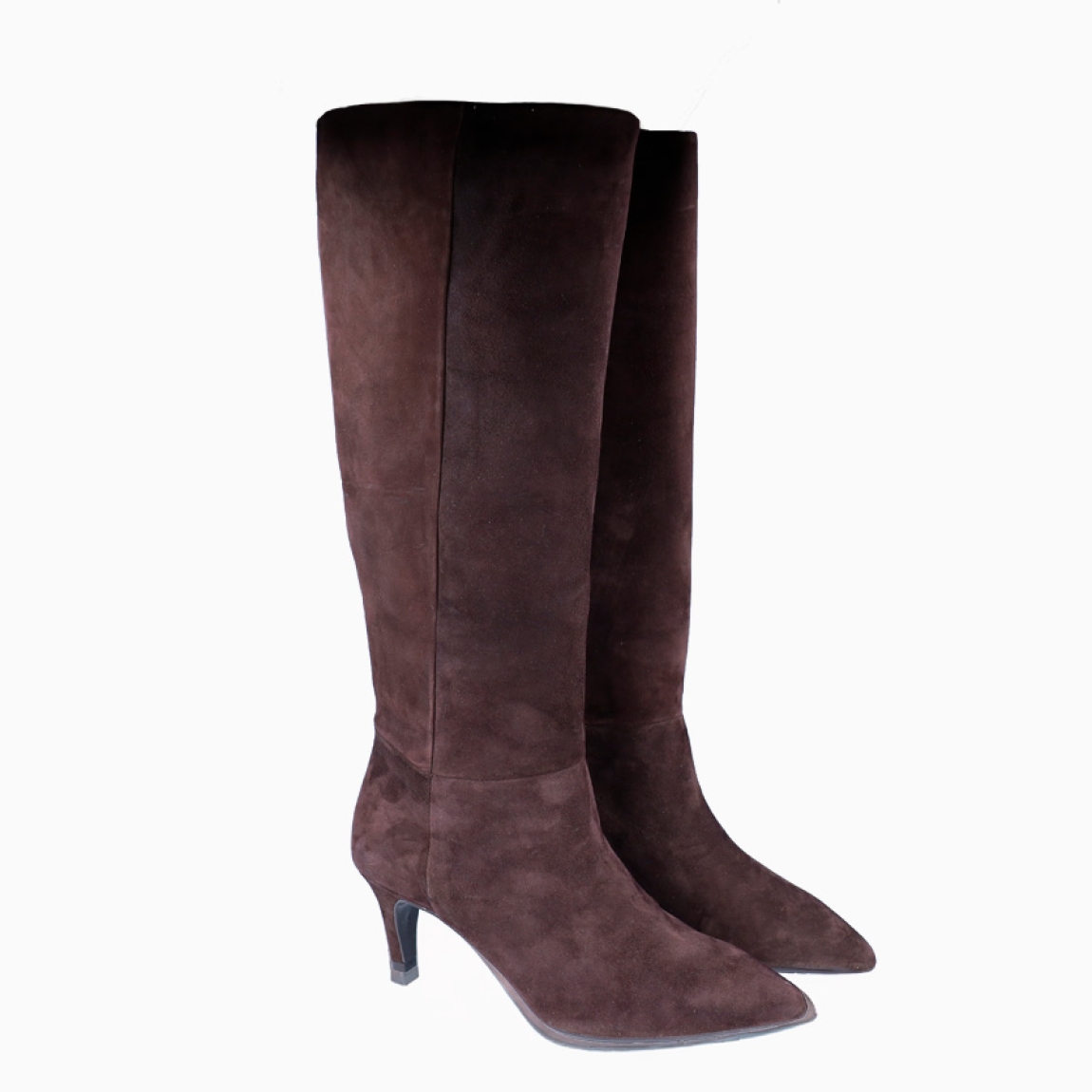 Botas de la marca Itse, modelo LUZMI. Exterior elaborado en ante color marrón con punta lápiza. Cierre con cremallera y tacón fino de 5cm. Estas botas Itse LUZMI son un complemento ideal para estlizar tus looks de temporada!