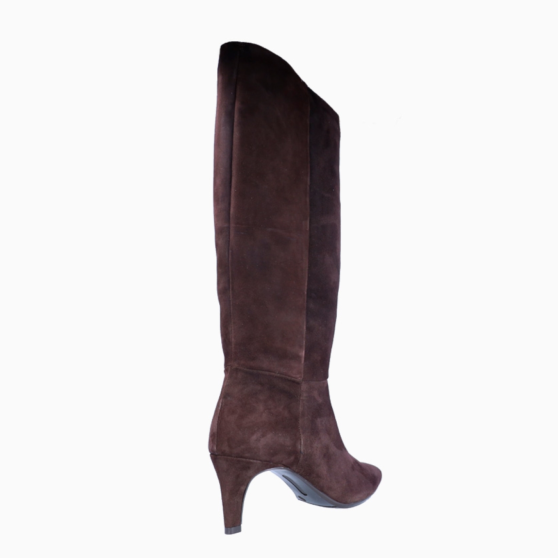 Botas de la marca Itse, modelo LUZMI. Exterior elaborado en ante color marrón con punta lápiza. Cierre con cremallera y tacón fino de 5cm. Estas botas Itse LUZMI son un complemento ideal para estlizar tus looks de temporada!