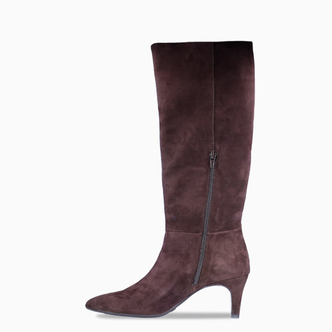 Botas de la marca Itse, modelo LUZMI. Exterior elaborado en ante color marrón con punta lápiza. Cierre con cremallera y tacón fino de 5cm. Estas botas Itse LUZMI son un complemento ideal para estlizar tus looks de temporada!