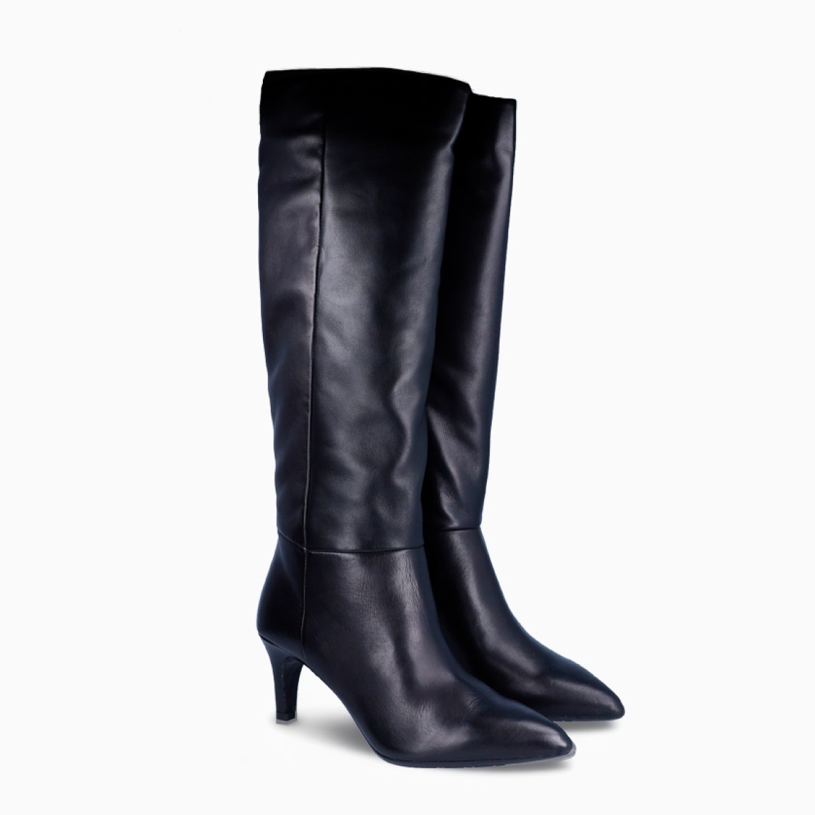 Botas de la marca Itse, modelo LUZMI. Exterior elaborado en piel color negro con punta lápiza. Cierre con cremallera y tacón fino de 5cm. Estas botas Itse LUZMI son un complemento ideal para estlizar tus looks de temporada!