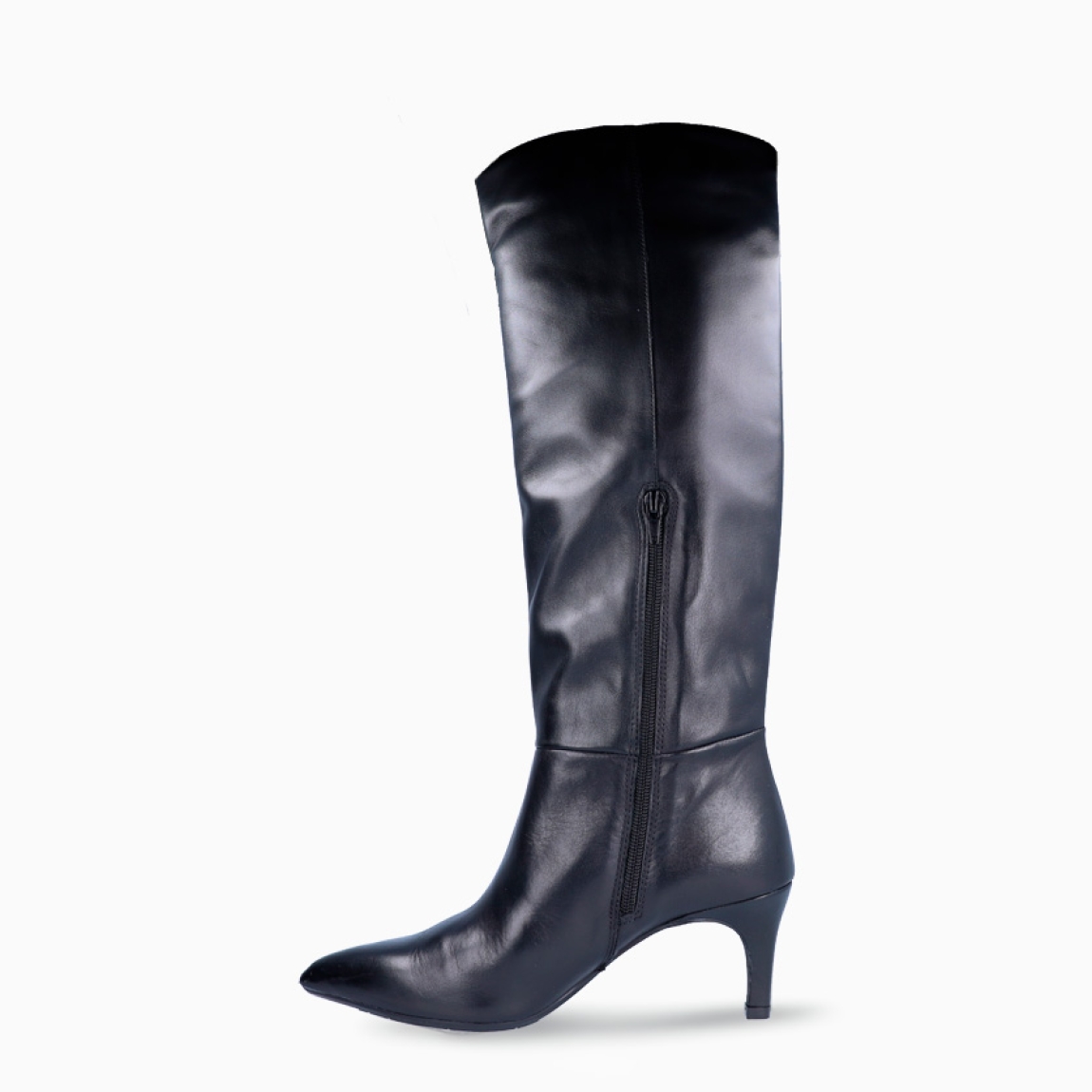 Botas de la marca Itse, modelo LUZMI. Exterior elaborado en piel color negro con punta lápiza. Cierre con cremallera y tacón fino de 5cm. Estas botas Itse LUZMI son un complemento ideal para estlizar tus looks de temporada!