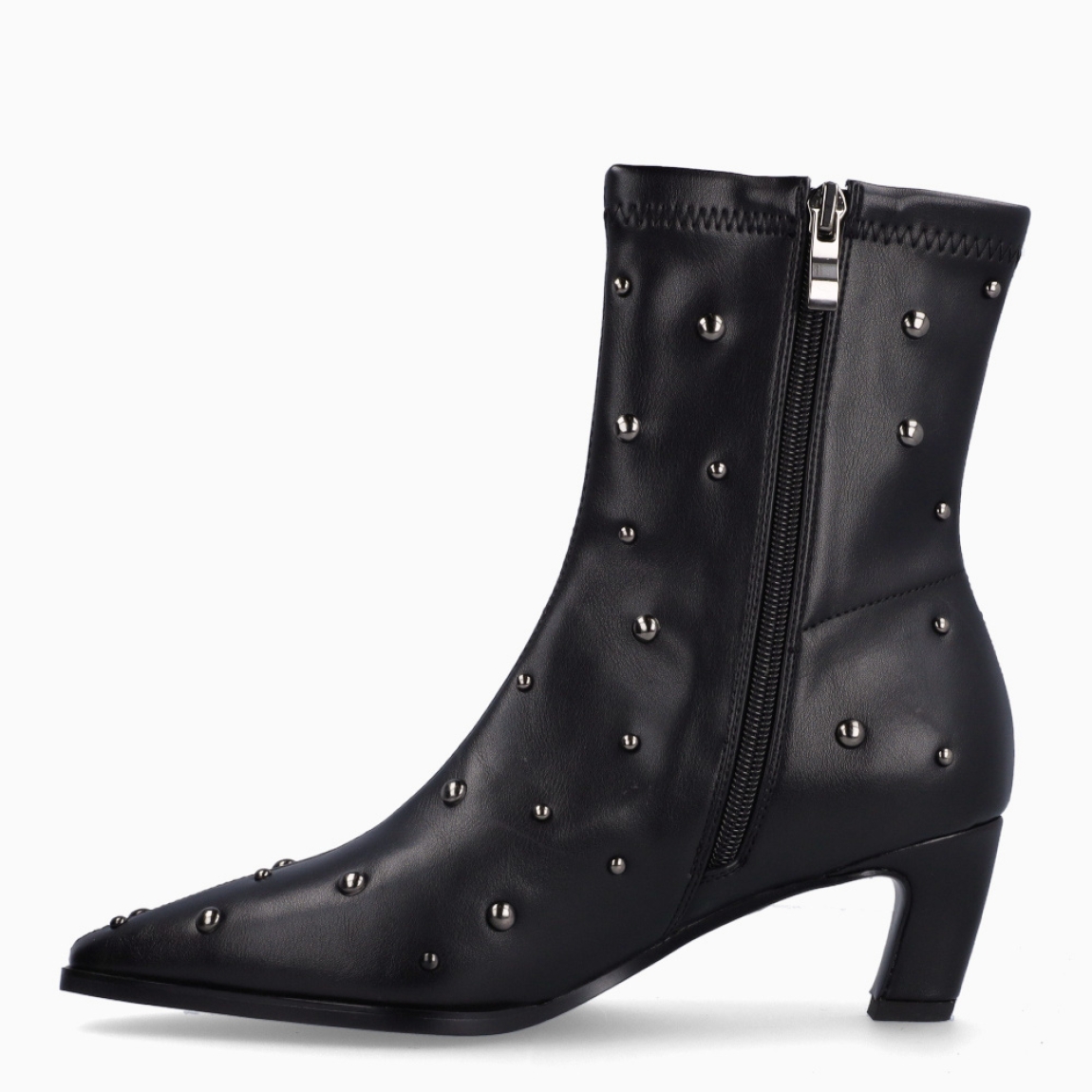 Botines de la marca Itse, modelo TRIANA. Exterior en piel color negro con punta lápiz y detalle de tachuelas plateadas. Interior en piel color negro con plantilla acolchada para máxima comodidad. Cierre con cremallera y una suela de goma con tacón de punta fina con 5cm. Estos botines Itse TRIANA son un complemento ideal para estilizar y darle personalidad a tus looks!