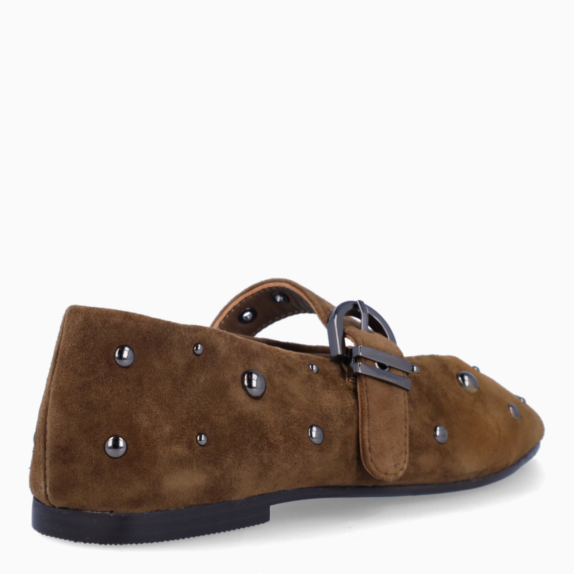 Merceditas de la marca Itse, modelo IZMIR. Exterior en ante color taupe y tachas plateadas. Interior en piel color marrón. Cierre con hebilla en pala. Suela plana de goma. Estas merceditas Itse IZMIR son ideales para darle look, comodidad y estilo a tus looks de temporada!