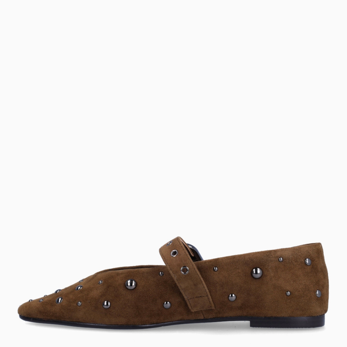 Merceditas de la marca Itse, modelo IZMIR. Exterior en ante color taupe y tachas plateadas. Interior en piel color marrón. Cierre con hebilla en pala. Suela plana de goma. Estas merceditas Itse IZMIR son ideales para darle look, comodidad y estilo a tus looks de temporada!