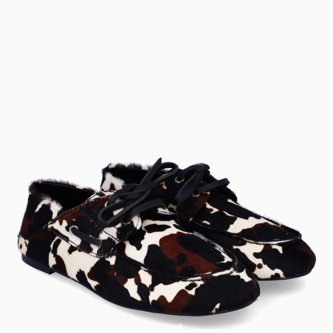 Mocasines de la marca Itse, modelo SANDRO. Exterior en potro con estampado animal print de vaca. Interior en piel color negro. Cierre de mocasines con cordones y suela plana de goma. Estos mocasines Itse SANDRO, son un complemento clásico, ideal para crear diferentes looks!