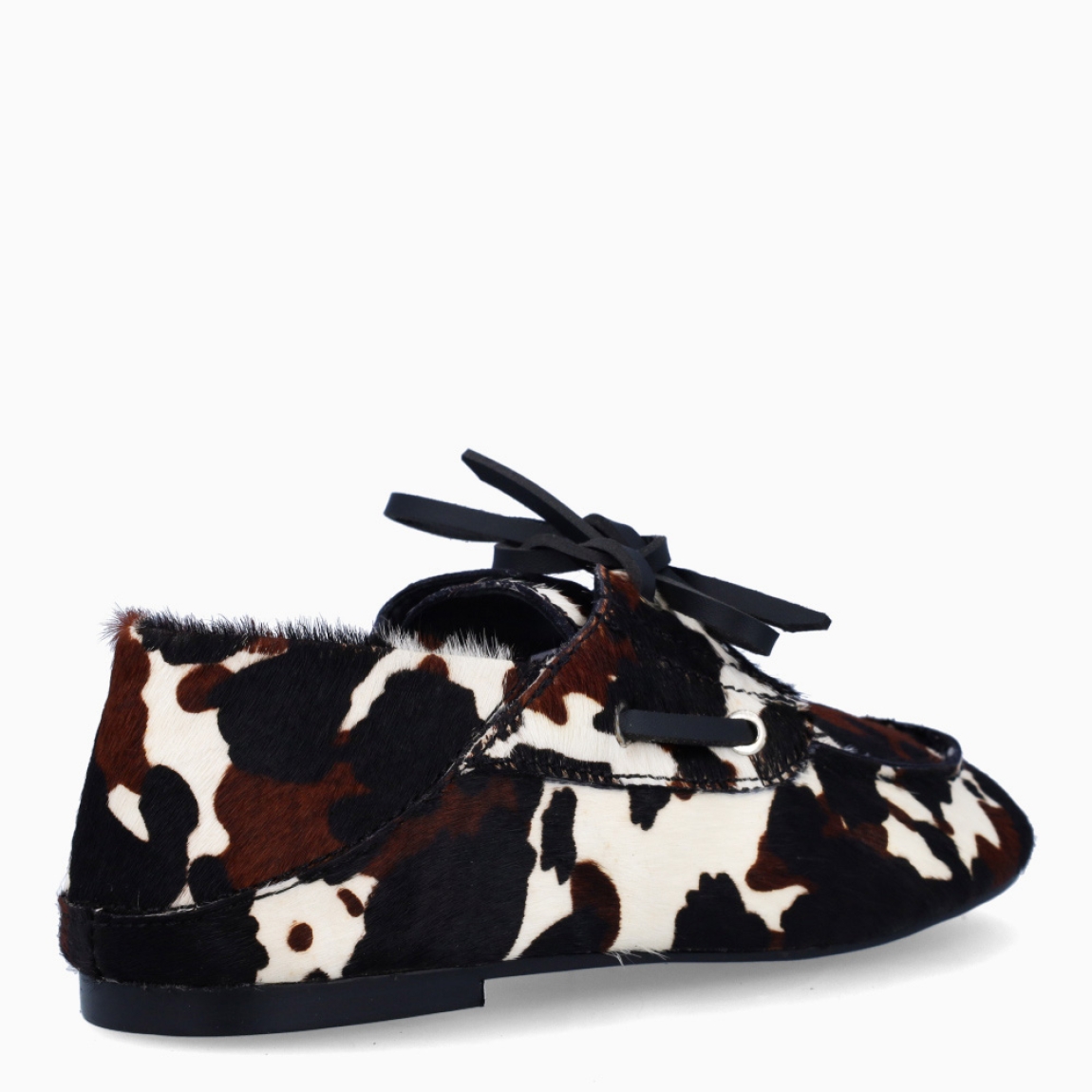 Mocasines de la marca Itse, modelo SANDRO. Exterior en potro con estampado animal print de vaca. Interior en piel color negro. Cierre de mocasines con cordones y suela plana de goma. Estos mocasines Itse SANDRO, son un complemento clásico, ideal para crear diferentes looks!