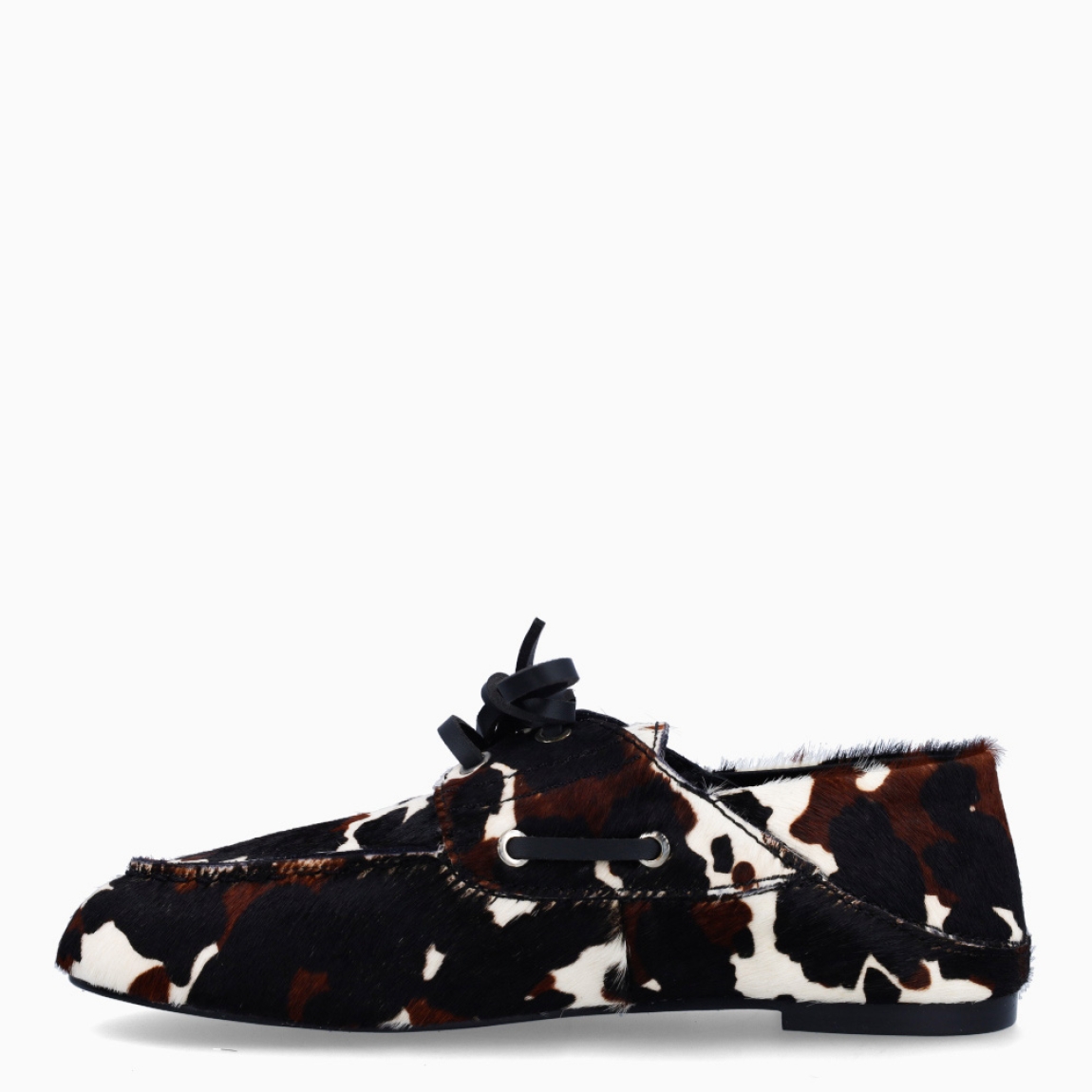 Mocasines de la marca Itse, modelo SANDRO. Exterior en potro con estampado animal print de vaca. Interior en piel color negro. Cierre de mocasines con cordones y suela plana de goma. Estos mocasines Itse SANDRO, son un complemento clásico, ideal para crear diferentes looks!