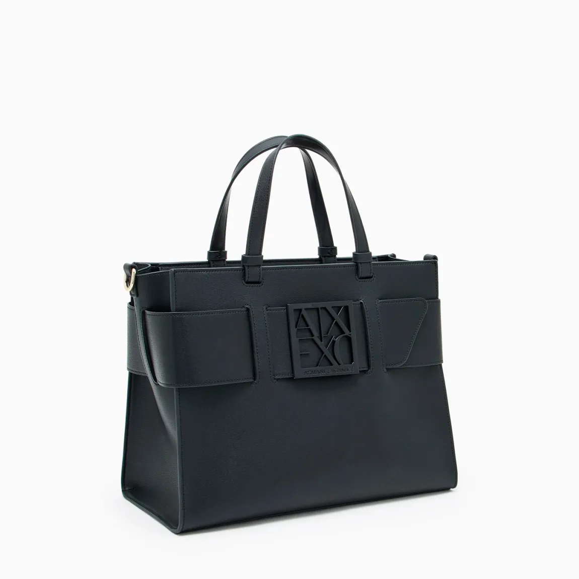 Bolso de la marca Armani Exchange, modelo VANIA. Elaborado en polipiel color negro con estampado y logotipo de marca. Bolso con bolsillo interno y amplio compartimento. Cierre de cremallera y una bandolera desmontable para máxima comodidad. Dimensiones: 32 x 39 x 15 cm. Este bolso Armani Exchange VANIA es un complemento ideal para llevar todo lo necesario en tu día a día!
