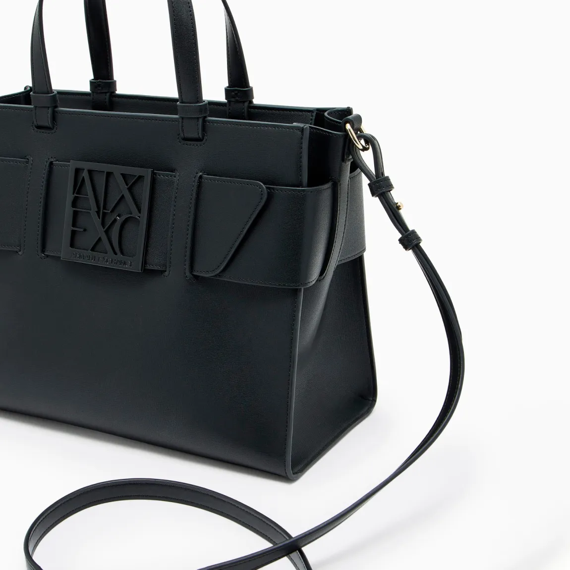 Bolso de la marca Armani Exchange, modelo VANIA. Elaborado en polipiel color negro con estampado y logotipo de marca. Bolso con bolsillo interno y amplio compartimento. Cierre de cremallera y una bandolera desmontable para máxima comodidad. Dimensiones: 32 x 39 x 15 cm. Este bolso Armani Exchange VANIA es un complemento ideal para llevar todo lo necesario en tu día a día!