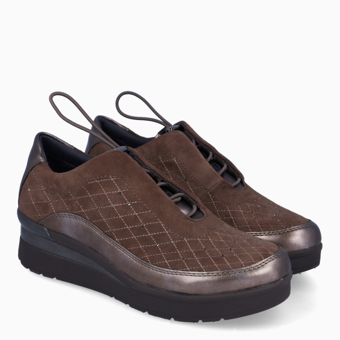 Deportivas de la marca Stonefly, modelo MILA. Deportivas elaboradas en ante color taupe con detalles en brillantes. Cierre de las deportivas con cordones elásticos. Deportivas Stonefly con cuña de 4cm de altura. Estas Stonefly MILA son un complemento que te ofrecerá la comodidad que necesitas a donde vayas esta temporada!