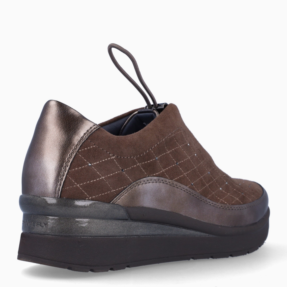 Deportivas de la marca Stonefly, modelo MILA. Deportivas elaboradas en ante color taupe con detalles en brillantes. Cierre de las deportivas con cordones elásticos. Deportivas Stonefly con cuña de 4cm de altura. Estas Stonefly MILA son un complemento que te ofrecerá la comodidad que necesitas a donde vayas esta temporada!