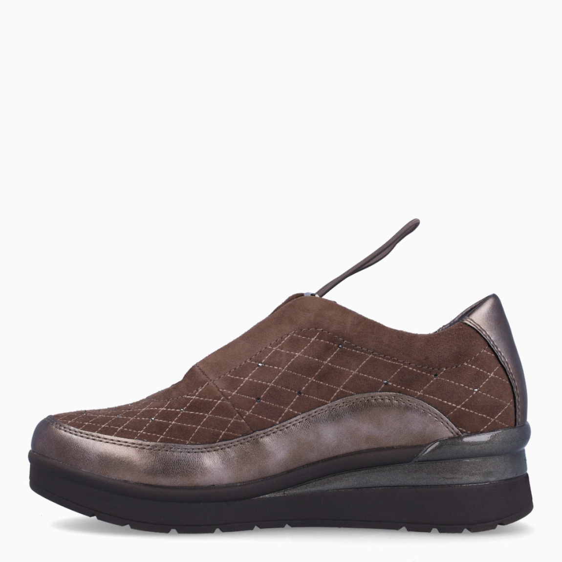 Deportivas de la marca Stonefly, modelo MILA. Deportivas elaboradas en ante color taupe con detalles en brillantes. Cierre de las deportivas con cordones elásticos. Deportivas Stonefly con cuña de 4cm de altura. Estas Stonefly MILA son un complemento que te ofrecerá la comodidad que necesitas a donde vayas esta temporada!