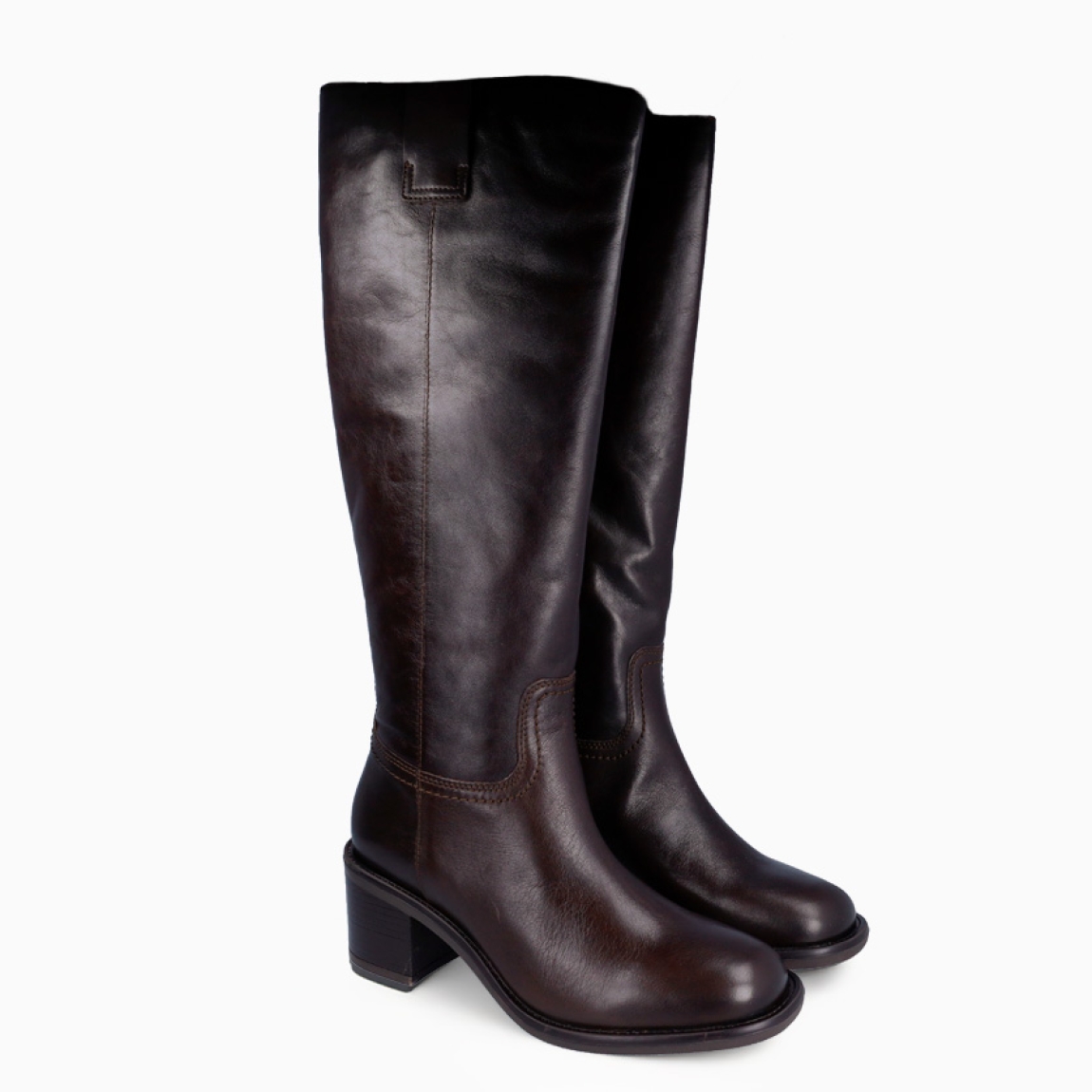 Botas de la marca Itse, modelo LIZA. Exterior elaboradas en piel color marrón. Interior en piel color marrón. Botas Itse con caña alta, con un tacón de 5cm. Estas botas Itse LIZA son una tendencia esta temporada, marcarán un estilo único en tus looks!