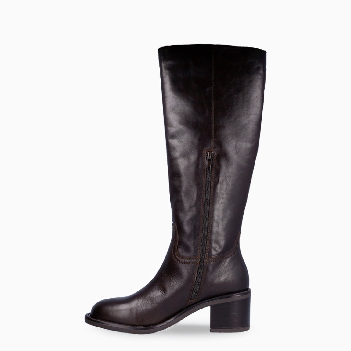 Botas de la marca Itse, modelo LIZA. Exterior elaboradas en piel color marrón. Interior en piel color marrón. Botas Itse con caña alta, con un tacón de 5cm. Estas botas Itse LIZA son una tendencia esta temporada, marcarán un estilo único en tus looks!