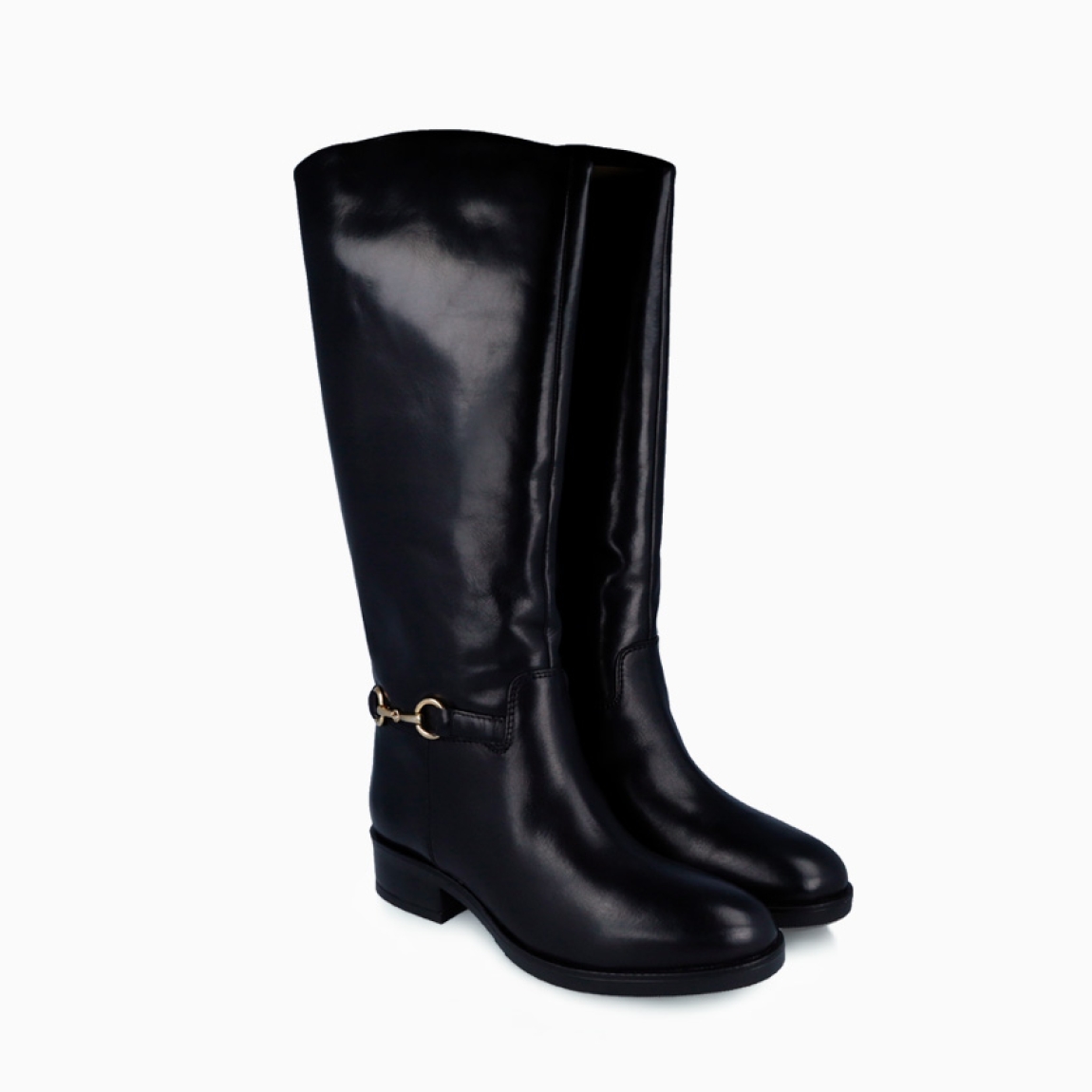 Botas de la marca Itse, modelo MARISSA. Exterior elaboradas en piel color negro. Interior en piel color negro. Cierre con cremallera y detalle de hebilla en tobillo. Botas Itse con suela de goma. Estas botas Itse MARISSA son una tendencia esta temporada, marcarán un estilo único en tus looks!