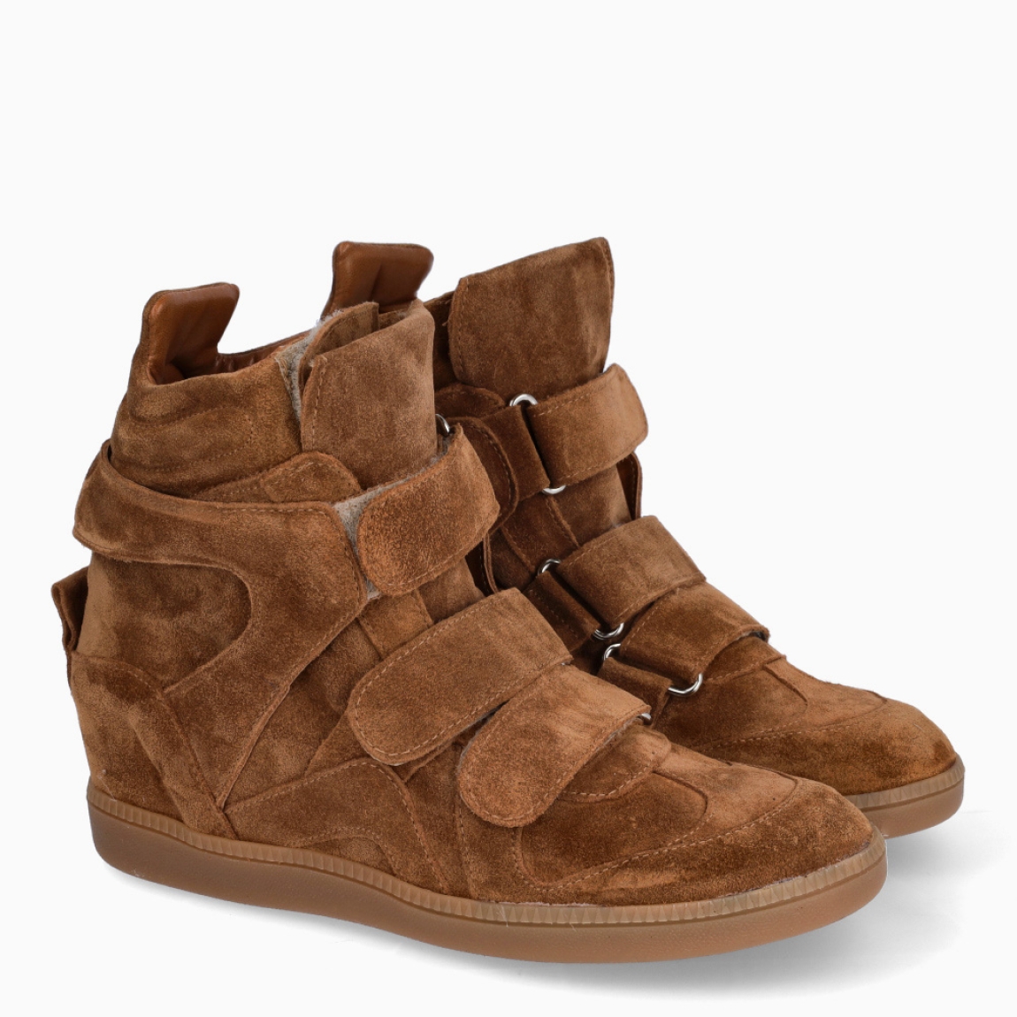 Botines de la marca Itse, modelo G8. Exterior elaborado en ante color cuero con cierre de velcros por toda la pala. Suela de goma con cuña de 6cm. Estas botad Itse son un complemento ideal para esta temporada!