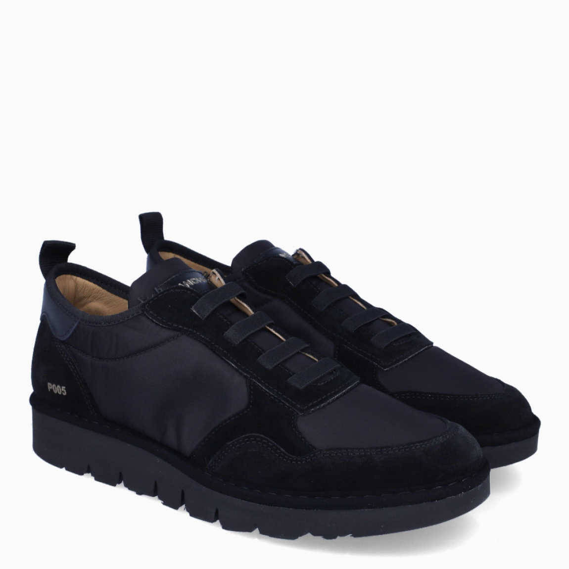Deportivas de la marca Panchic, modelo P16. Exterior de las deportivas en naylon color negro. Interior de las deportivas en textil de color beig. Cierre de las deportivas Panchic con cordones elácticos color negro. Plantilla acolchada y extraíble para máxima comodidad. Puntera de las deportivas de ante. Cuña de las deportivas Panchic de 3cm de altura. Estas deportivas Panchic P16, son un complementio indispensable y clásico en tu armario.
