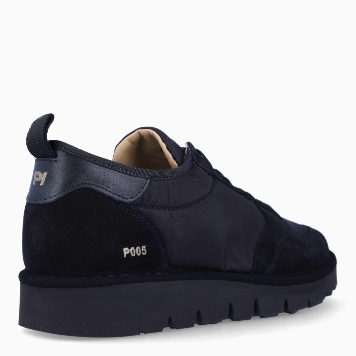 Deportivas de la marca Panchic, modelo P16. Exterior de las deportivas en naylon color negro. Interior de las deportivas en textil de color beig. Cierre de las deportivas Panchic con cordones elácticos color negro. Plantilla acolchada y extraíble para máxima comodidad. Puntera de las deportivas de ante. Cuña de las deportivas Panchic de 3cm de altura. Estas deportivas Panchic P16, son un complementio indispensable y clásico en tu armario.