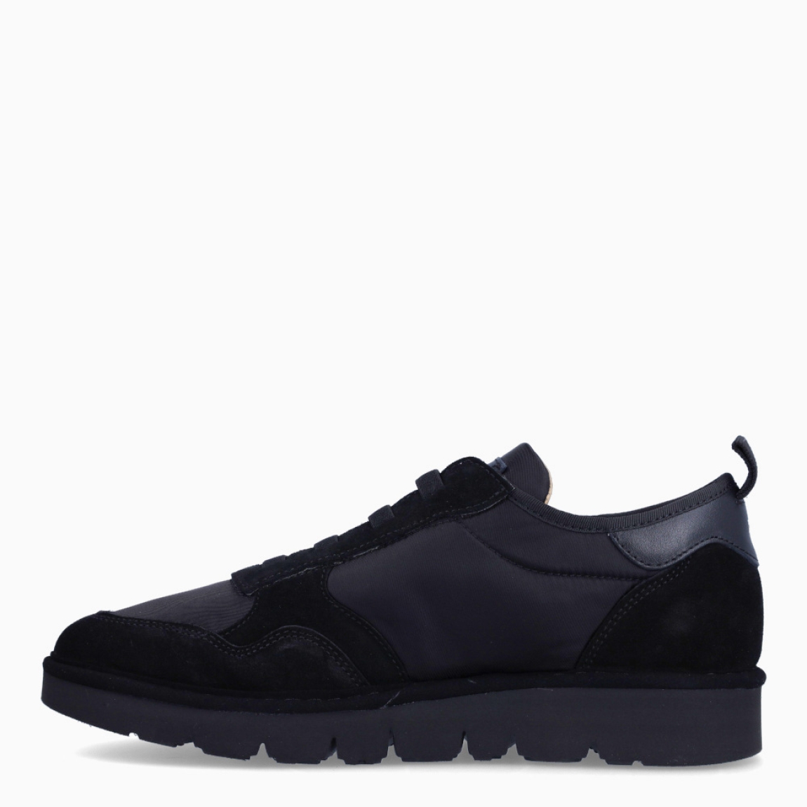 Deportivas de la marca Panchic, modelo P16. Exterior de las deportivas en naylon color negro. Interior de las deportivas en textil de color beig. Cierre de las deportivas Panchic con cordones elácticos color negro. Plantilla acolchada y extraíble para máxima comodidad. Puntera de las deportivas de ante. Cuña de las deportivas Panchic de 3cm de altura. Estas deportivas Panchic P16, son un complementio indispensable y clásico en tu armario.