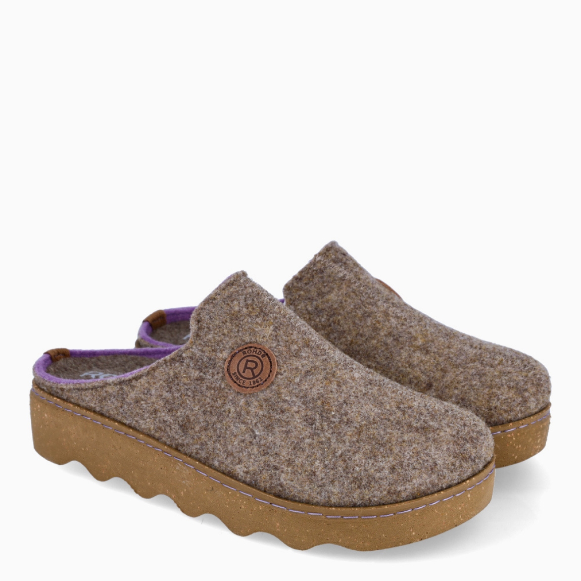 Zapatilla de la marca Rohde, modelo LONA. Elaborado en tela color taupe. Zapatilla para estra en casa abierta con suela dentada de goma. Estas zapatillas Rohde LONA son un complemento ideal de comodidad para tu día a día!