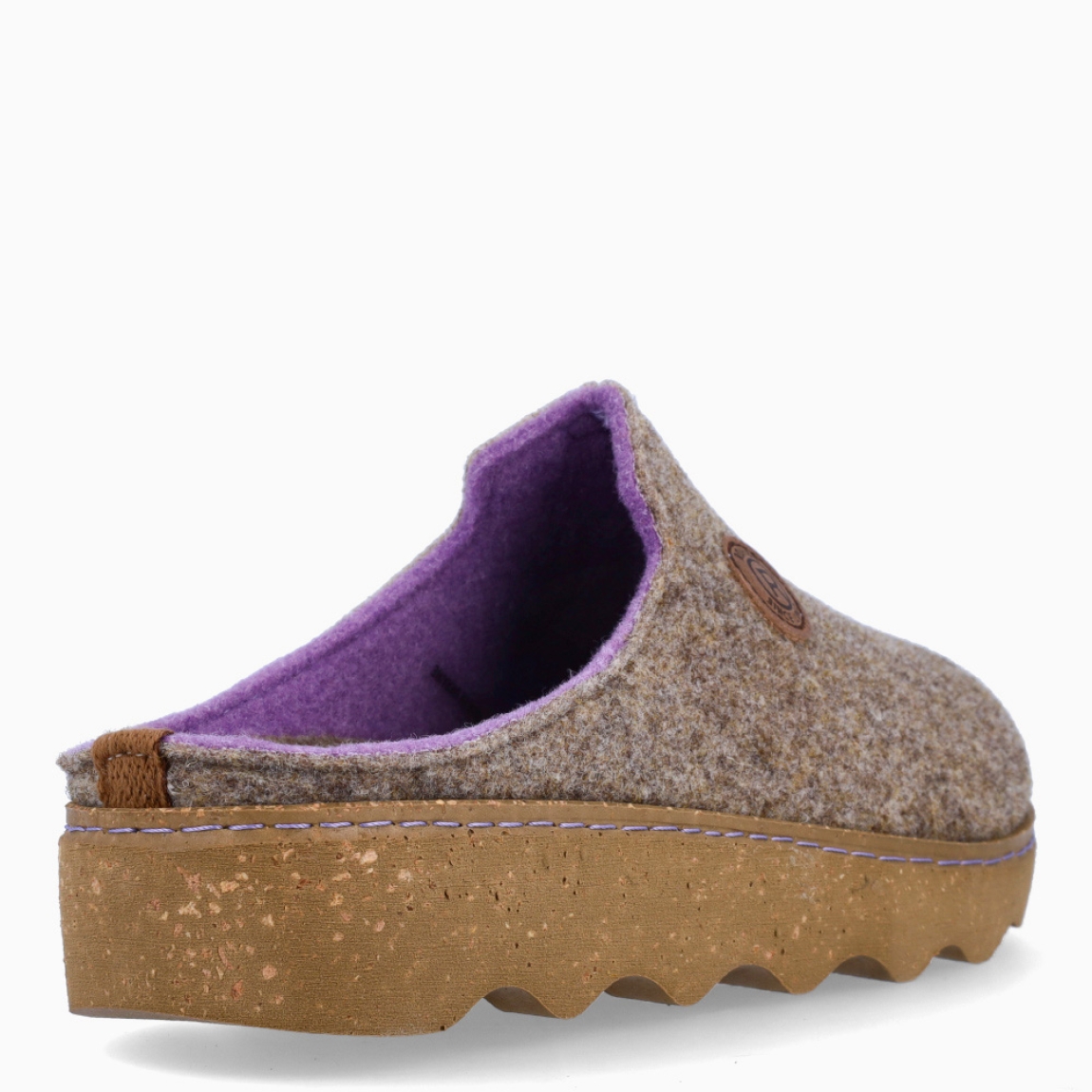 Zapatilla de la marca Rohde, modelo LONA. Elaborado en tela color taupe. Zapatilla para estra en casa abierta con suela dentada de goma. Estas zapatillas Rohde LONA son un complemento ideal de comodidad para tu día a día!