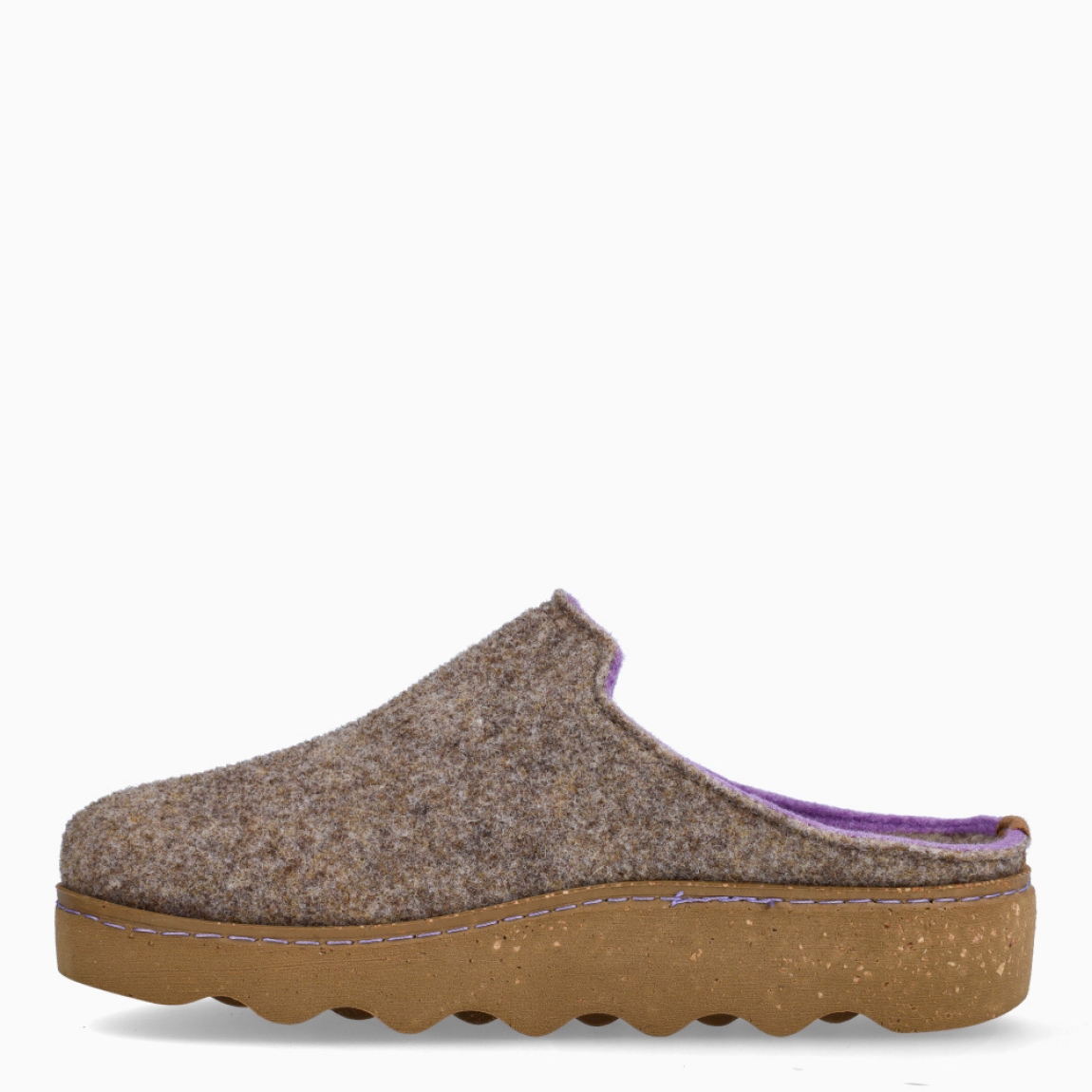 Zapatilla de la marca Rohde, modelo LONA. Elaborado en tela color taupe. Zapatilla para estra en casa abierta con suela dentada de goma. Estas zapatillas Rohde LONA son un complemento ideal de comodidad para tu día a día!