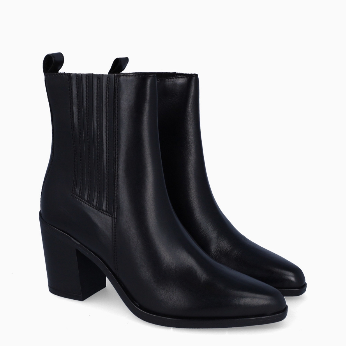 Botines de la marca Itse, modelo ADRIANA. Exterior en piel color negro con punta lápiz. Interior en piel color negro con plantilla acolchada para máxima comodidad. Cierre con cremallera y una suela de goma con tacón de 6cm. Estos botines Itse ADRIANA son un complemento ideal para estilizar y darle personalidad a tus looks!