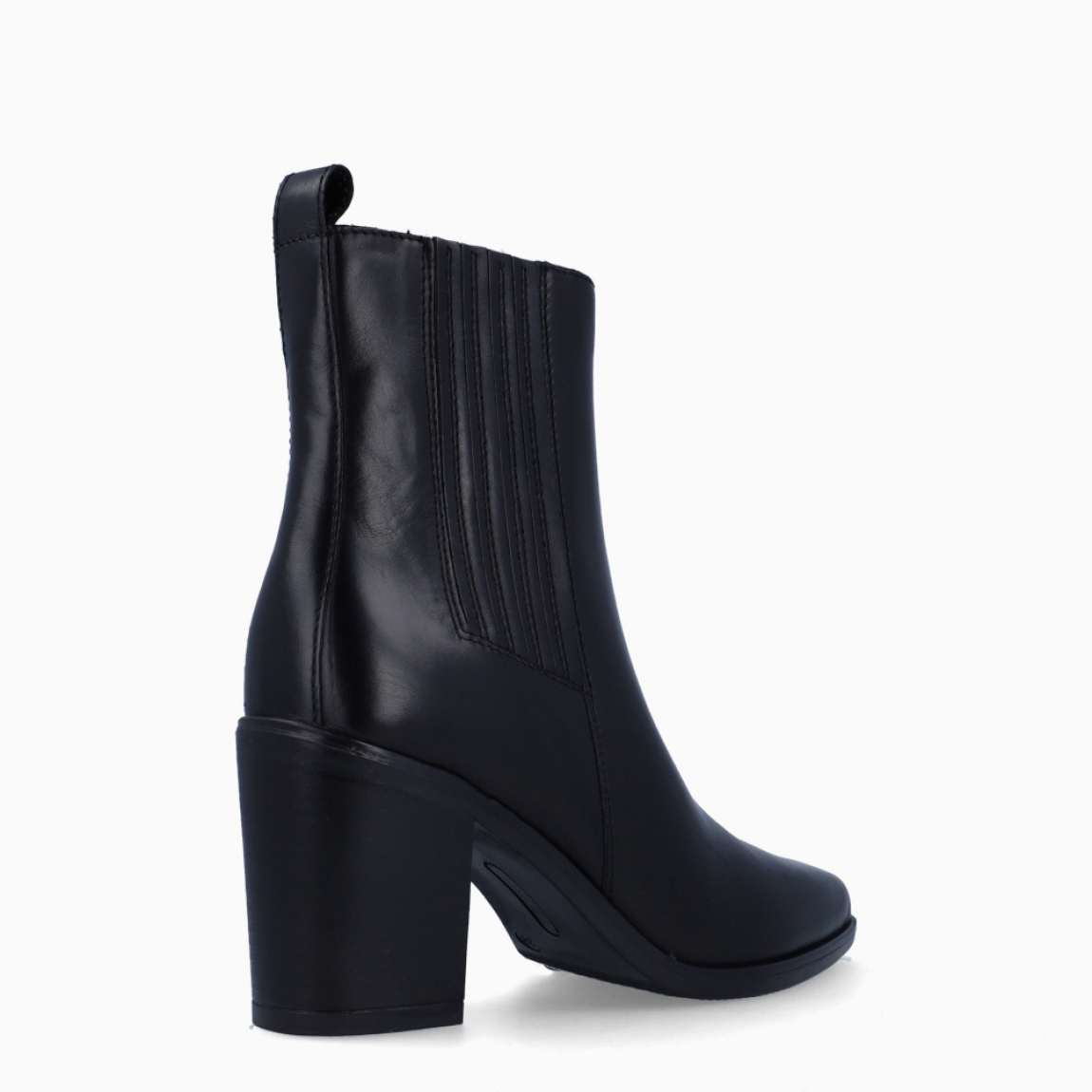 Botines de la marca Itse, modelo ADRIANA. Exterior en piel color negro con punta lápiz. Interior en piel color negro con plantilla acolchada para máxima comodidad. Cierre con cremallera y una suela de goma con tacón de 6cm. Estos botines Itse ADRIANA son un complemento ideal para estilizar y darle personalidad a tus looks!