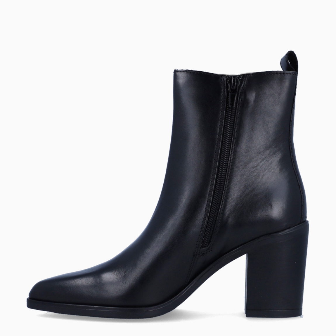 Botines de la marca Itse, modelo ADRIANA. Exterior en piel color negro con punta lápiz. Interior en piel color negro con plantilla acolchada para máxima comodidad. Cierre con cremallera y una suela de goma con tacón de 6cm. Estos botines Itse ADRIANA son un complemento ideal para estilizar y darle personalidad a tus looks!