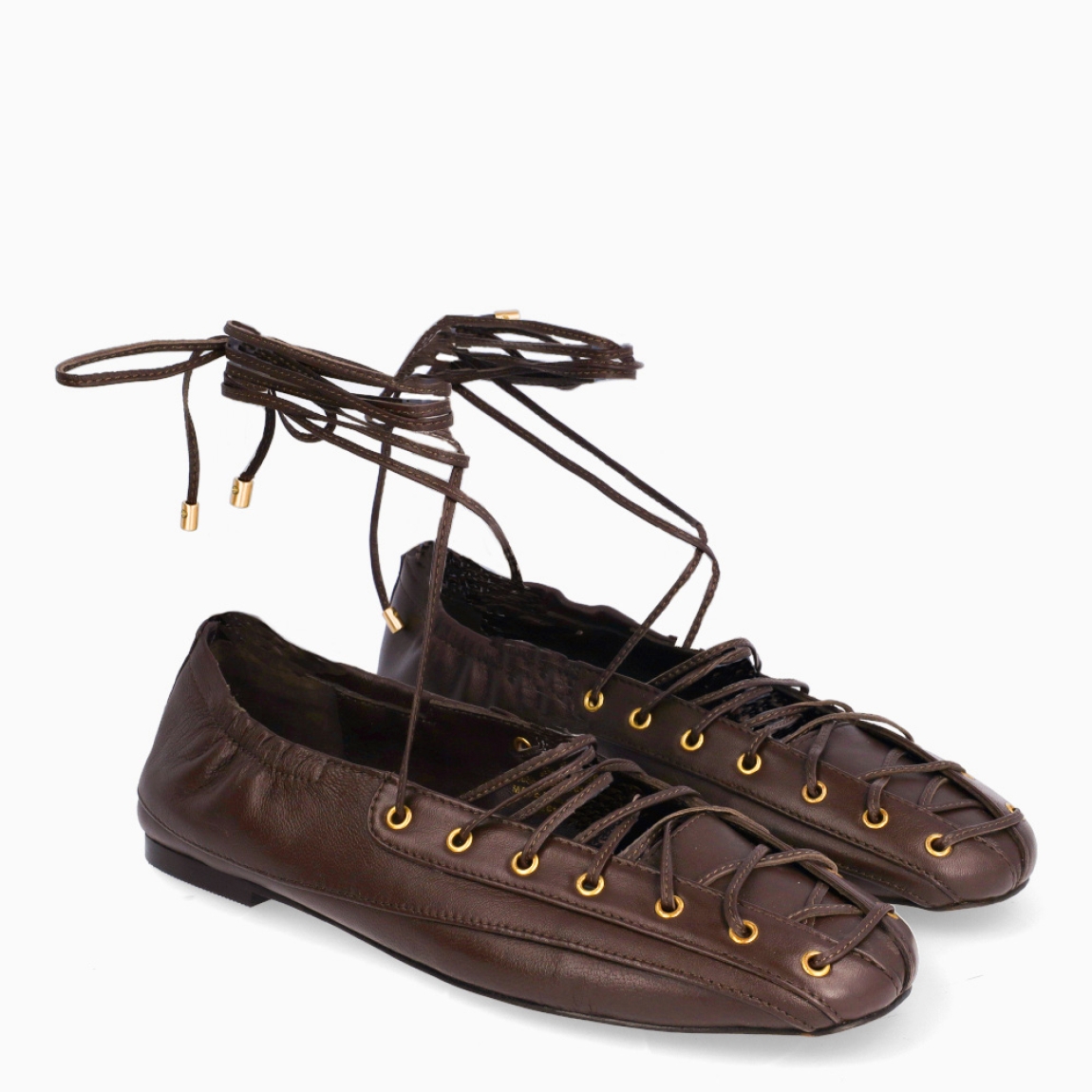 Bailarinas de la marca Bronx, modelo SER-AJAA. Exterior elaborado en piel color marrón con puntera redonda. Cierre de bailarinas con cordones cruzados en toda la pala. Suela plana de goma para mayor comodidad. Bailarinas BRONX SER-AJAA es un complemento con mucho estilo y personalidad, un diseño que resaltará tus looks!