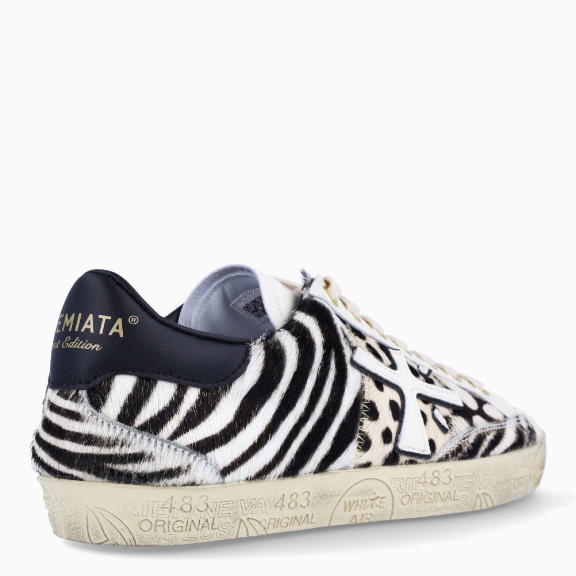 Deportivas de la marca Premiata, modelo STEVEND. Exterior de las deportivas en piel color blanco con detalle de animal print de cebra. Logo de color blanco. Interior de las deportivas en piel color negro. Cierre de las deportivas con cordones blancos. Deportivas Premiata Stevend tienen el diseño perfecto para temporada, no puede faltar este modelo clásico en tu armario!