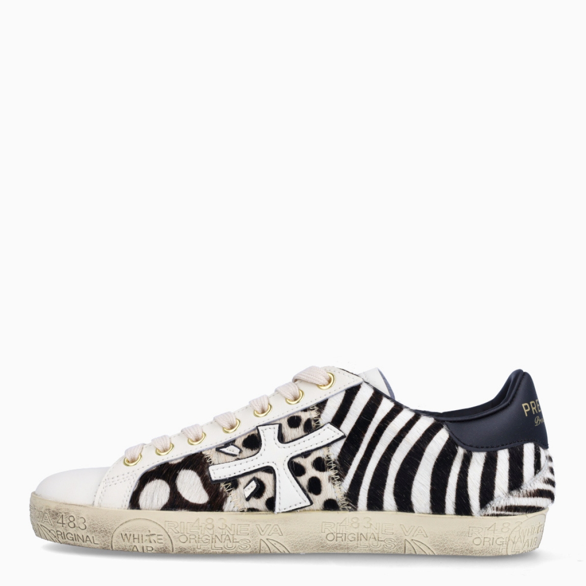 Deportivas de la marca Premiata, modelo STEVEND. Exterior de las deportivas en piel color blanco con detalle de animal print de cebra. Logo de color blanco. Interior de las deportivas en piel color negro. Cierre de las deportivas con cordones blancos. Deportivas Premiata Stevend tienen el diseño perfecto para temporada, no puede faltar este modelo clásico en tu armario!