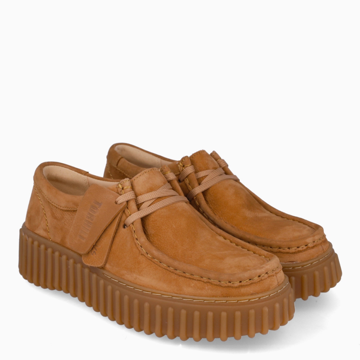 Mocasines de la marca Clarks, modelo TORHILL BEE. Exterior en ante color marrón. Interior en piel color marrón con plantilla acolchada y extraíble para máxima comodidad. Cierre de los mocasines Clarks con cordones y un suela con efecto sierra de 3cm de altura. Estos mocasines Clarks TORHILL BEE es ideal para combinar con todos tus looks!