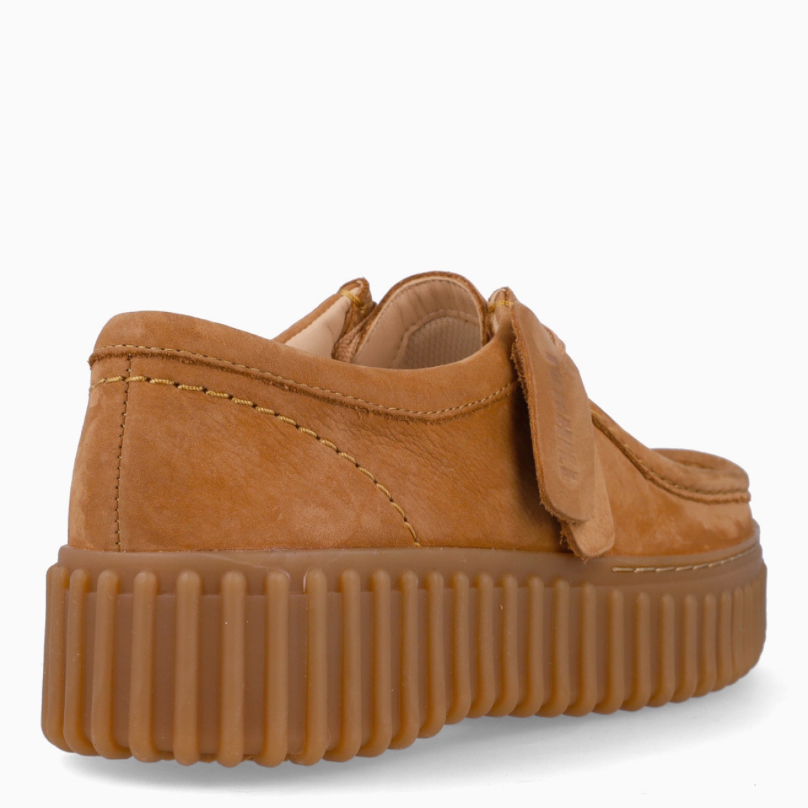 Mocasines de la marca Clarks, modelo TORHILL BEE. Exterior en ante color marrón. Interior en piel color marrón con plantilla acolchada y extraíble para máxima comodidad. Cierre de los mocasines Clarks con cordones y un suela con efecto sierra de 3cm de altura. Estos mocasines Clarks TORHILL BEE es ideal para combinar con todos tus looks!