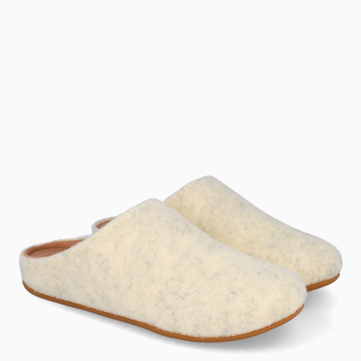 Zapatillas de la marca Fitflop, modelo Q67. Exterior en feltro color taupe con punta redonda. Interior en piel color beig. Suela plana de goma. Estas zapatillas Fitlflop Q67 son un complemento clásico e ideal para disfrutar de una comodidad máxima en casa.