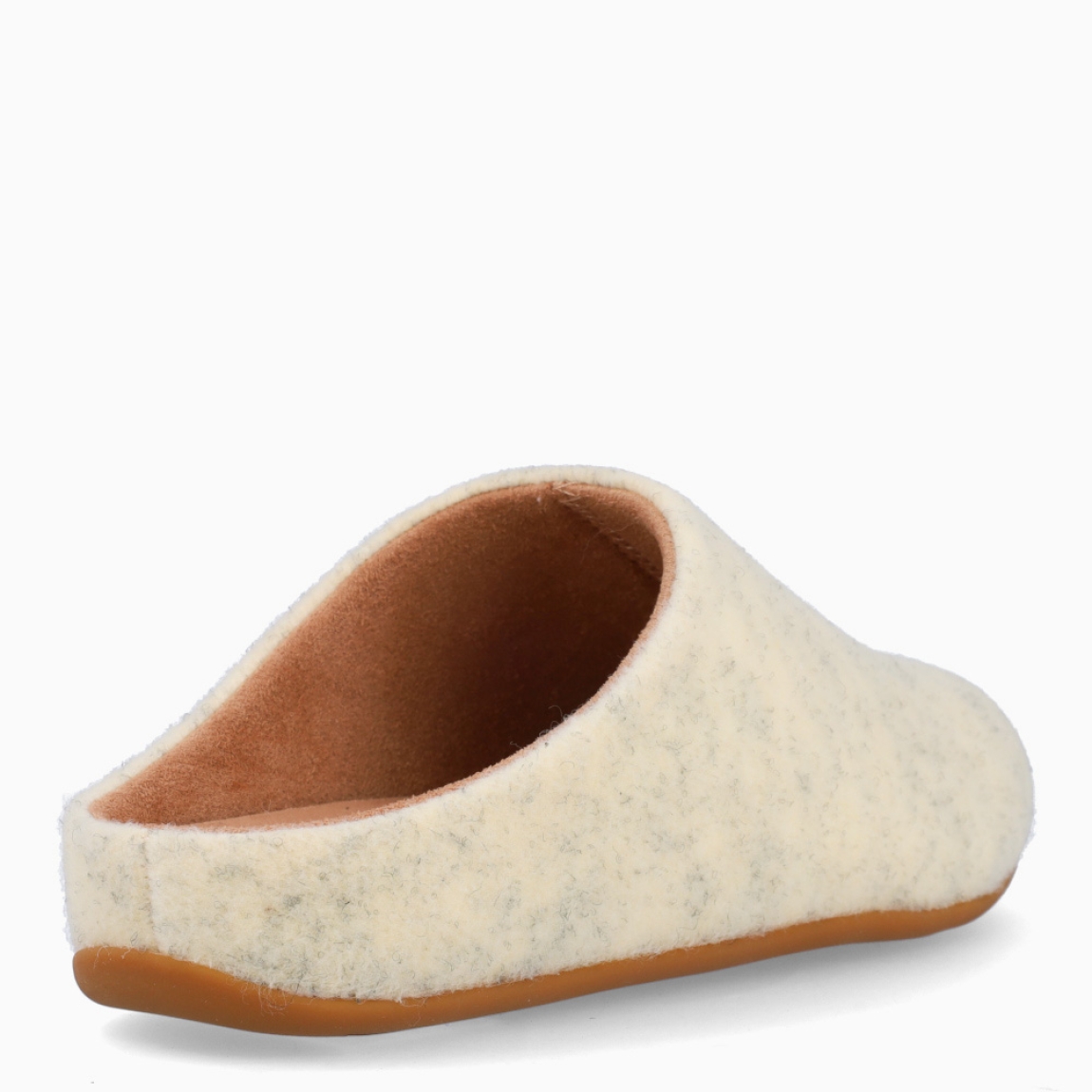 Zapatillas de la marca Fitflop, modelo Q67. Exterior en feltro color taupe con punta redonda. Interior en piel color beig. Suela plana de goma. Estas zapatillas Fitlflop Q67 son un complemento clásico e ideal para disfrutar de una comodidad máxima en casa.
