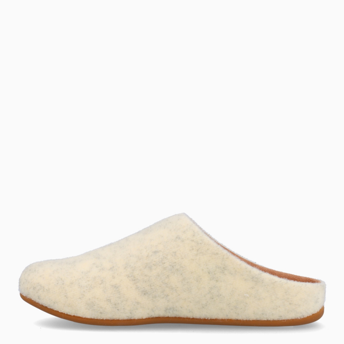 Zapatillas de la marca Fitflop, modelo Q67. Exterior en feltro color taupe con punta redonda. Interior en piel color beig. Suela plana de goma. Estas zapatillas Fitlflop Q67 son un complemento clásico e ideal para disfrutar de una comodidad máxima en casa.