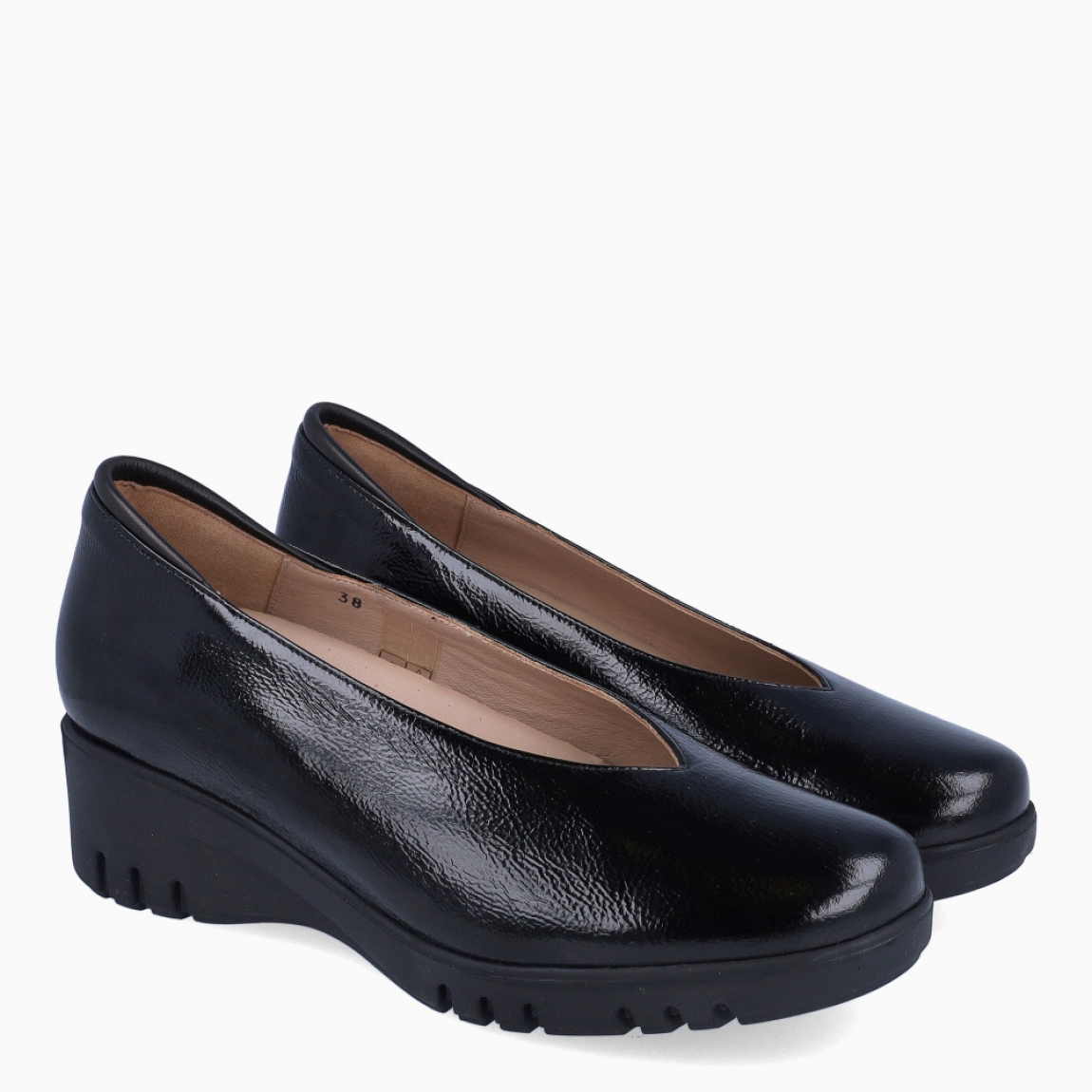 Salones de la marca PieSanto, modelo LAMPA. Exterior en charol color negro con punta redonda. Interior color beig con plantilla acolchada y extraíble. Salones PieSanto con cuña de 5cm de altura. Estos salones PieSanto SHARON son unas clásicos, combinables con diferentes looks!