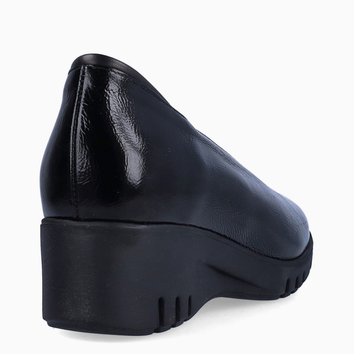 Salones de la marca PieSanto, modelo LAMPA. Exterior en charol color negro con punta redonda. Interior color beig con plantilla acolchada y extraíble. Salones PieSanto con cuña de 5cm de altura. Estos salones PieSanto SHARON son unas clásicos, combinables con diferentes looks!