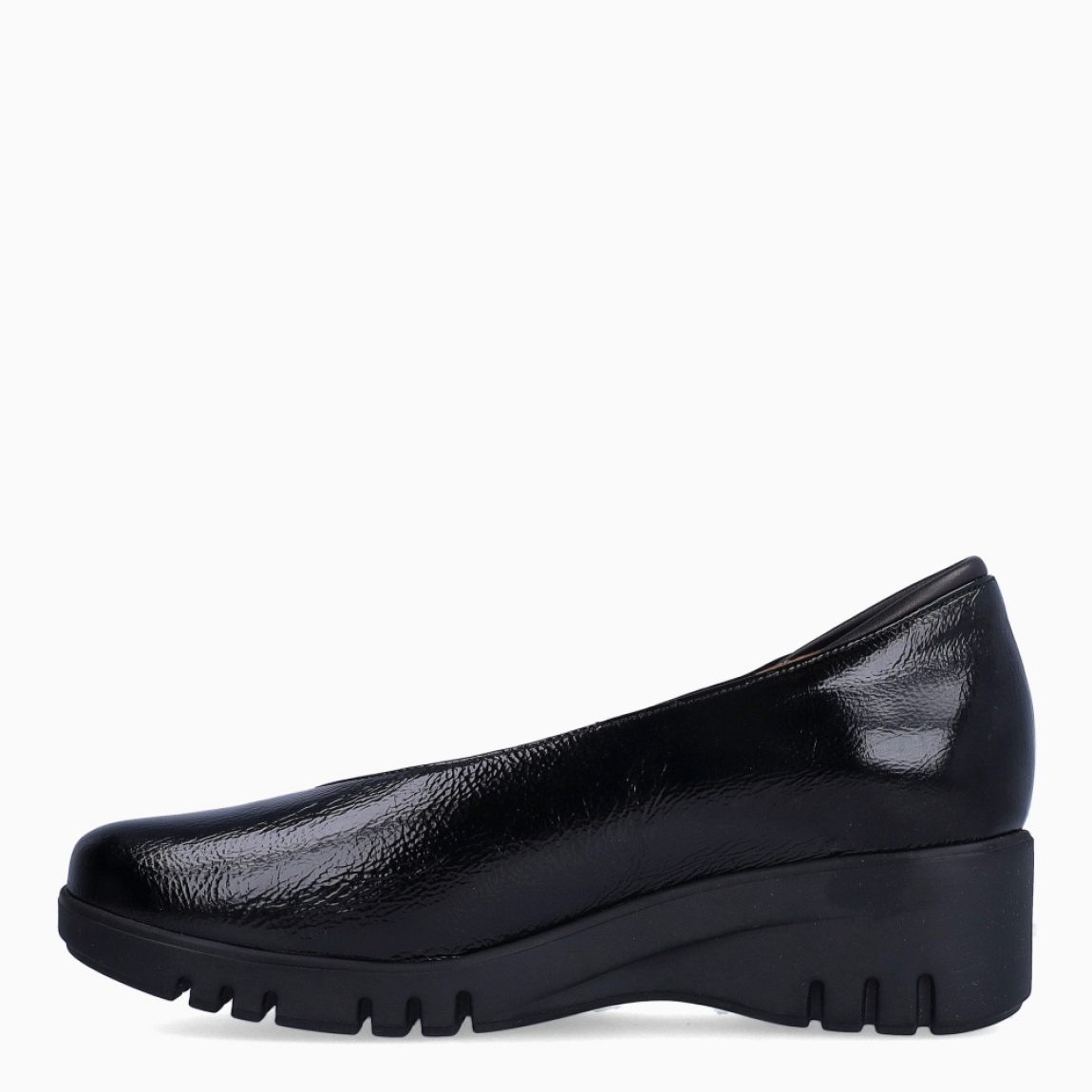 Salones de la marca PieSanto, modelo LAMPA. Exterior en charol color negro con punta redonda. Interior color beig con plantilla acolchada y extraíble. Salones PieSanto con cuña de 5cm de altura. Estos salones PieSanto SHARON son unas clásicos, combinables con diferentes looks!