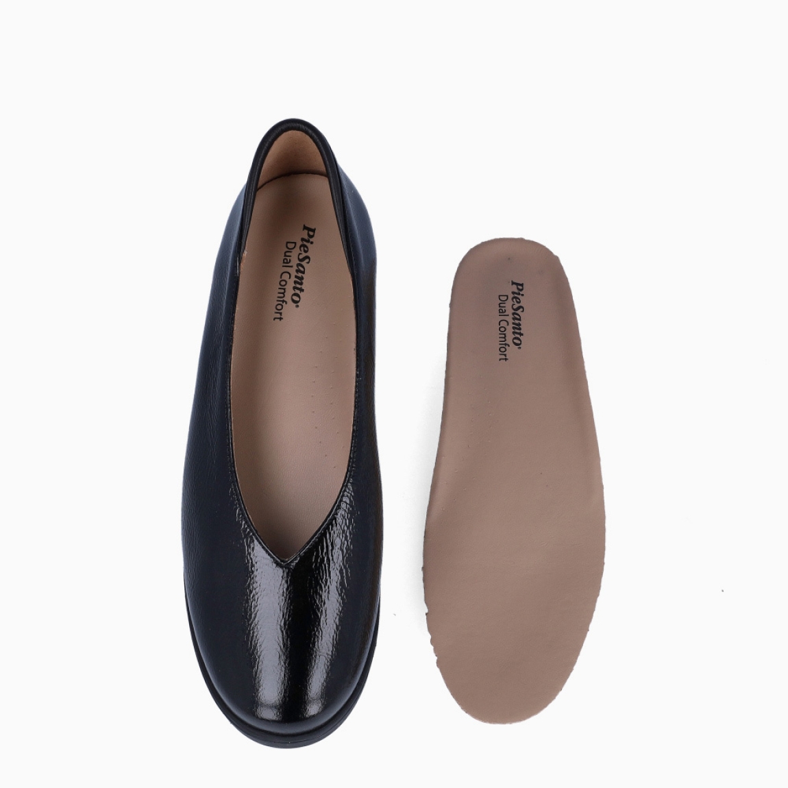 Salones de la marca PieSanto, modelo LAMPA. Exterior en charol color negro con punta redonda. Interior color beig con plantilla acolchada y extraíble. Salones PieSanto con cuña de 5cm de altura. Estos salones PieSanto SHARON son unas clásicos, combinables con diferentes looks!