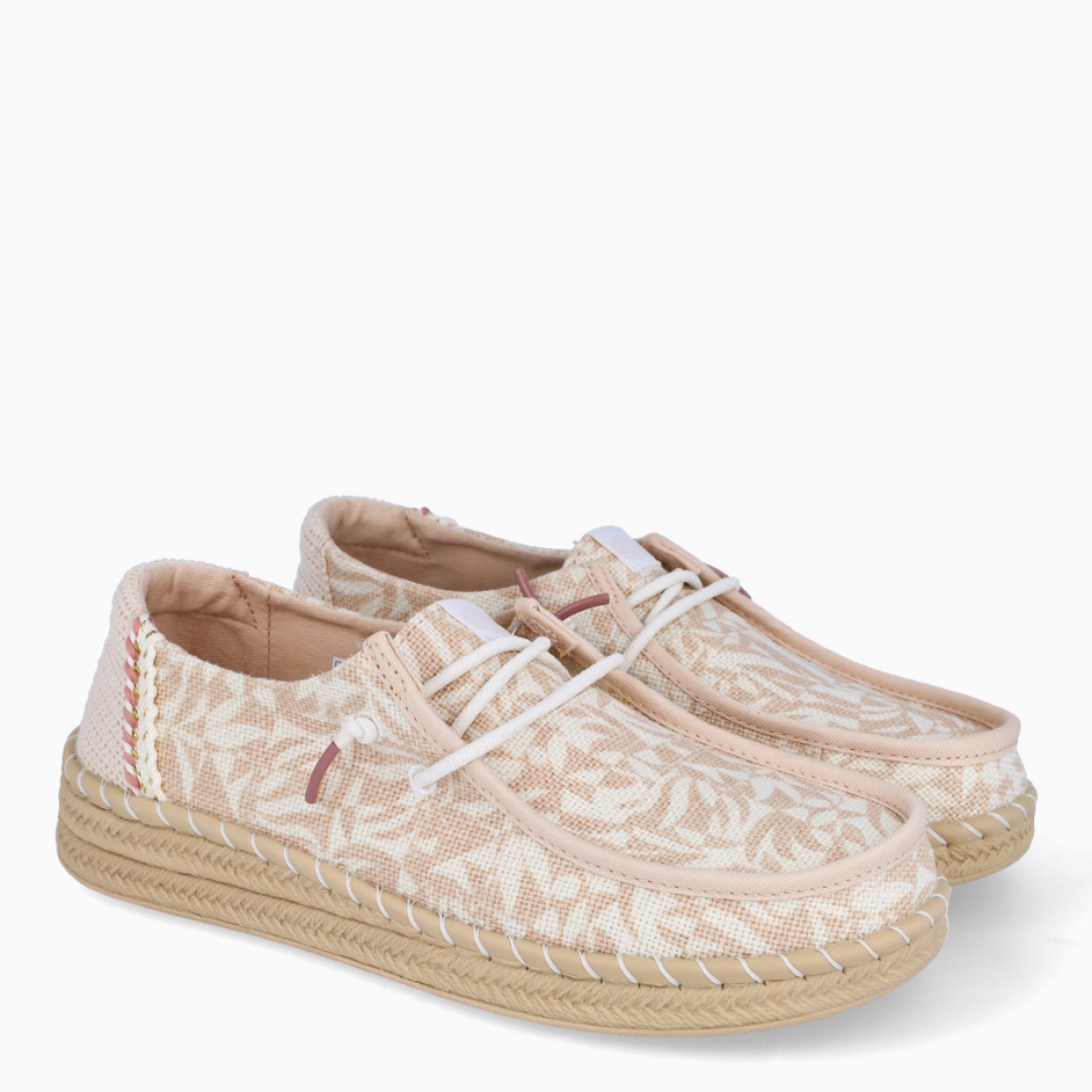 Náuticos transpirables de la marca Hey Dude, modelo WENDY. Exterior de los náuticos en textil color beig con estampados. Interior en textil color blanco. Cierre de los náuticos Hey Dude con cordón elástico blanco. Naúticos con suela de goma con 3cm de cuña. Estos náuticos Hey Dude WENDY son el complemento clásico que necesitas esta temporada. No te puede faltar en tu armario.